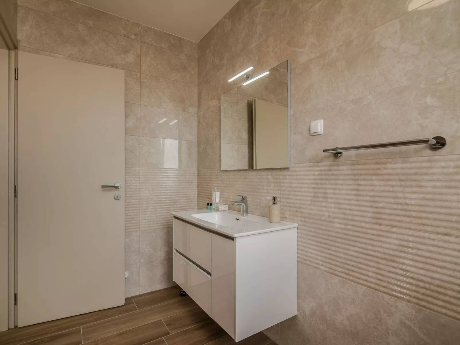 Luxuriöse Villa mit Salzwasserpool in einer ruhigen Gegend - Image-tags.info