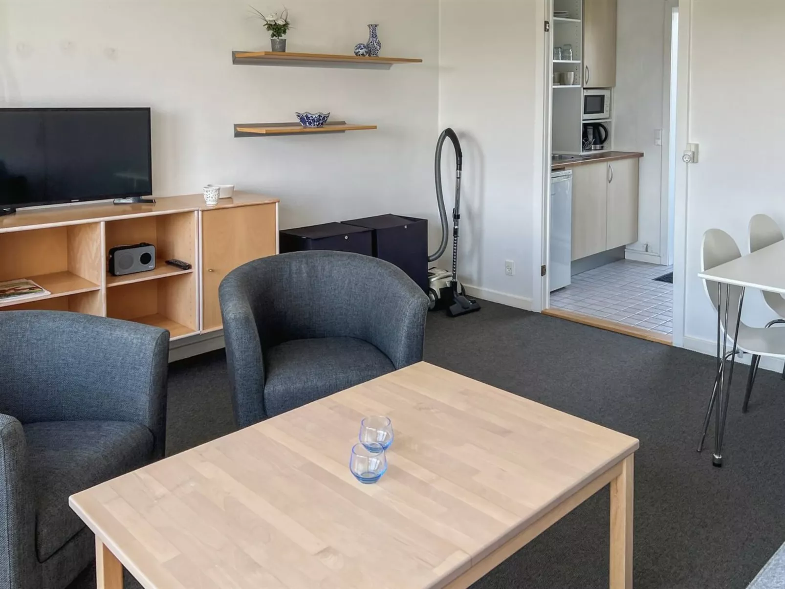 "Kirsti" - 300m from the sea - Binnen