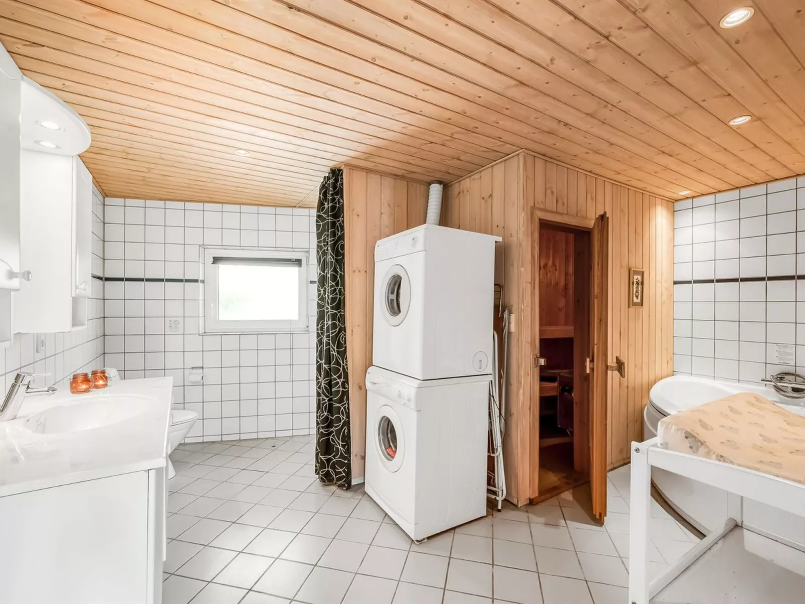 "Yorick" - 350m to the fjord - Binnen