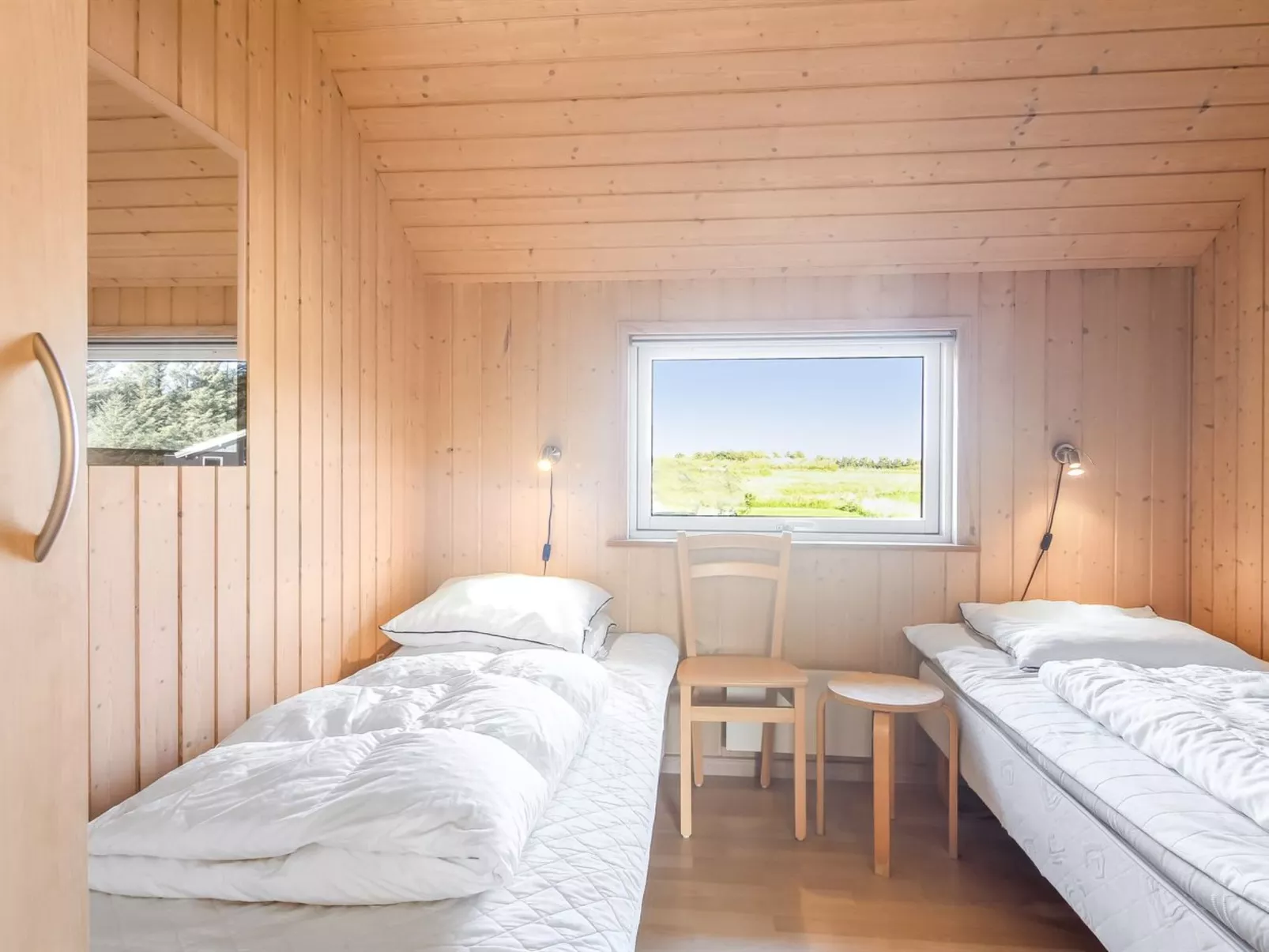 "Tonje" - 600m from the sea-Binnen