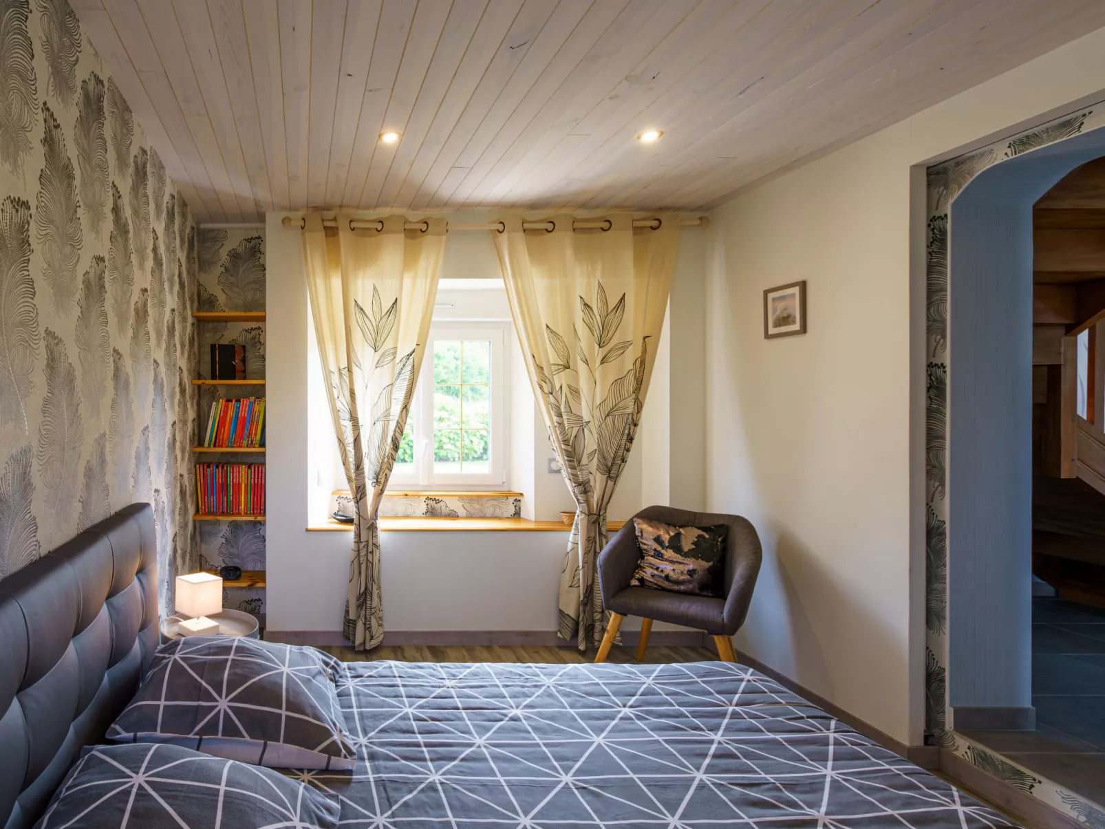 Les Volets Rouges-Binnen