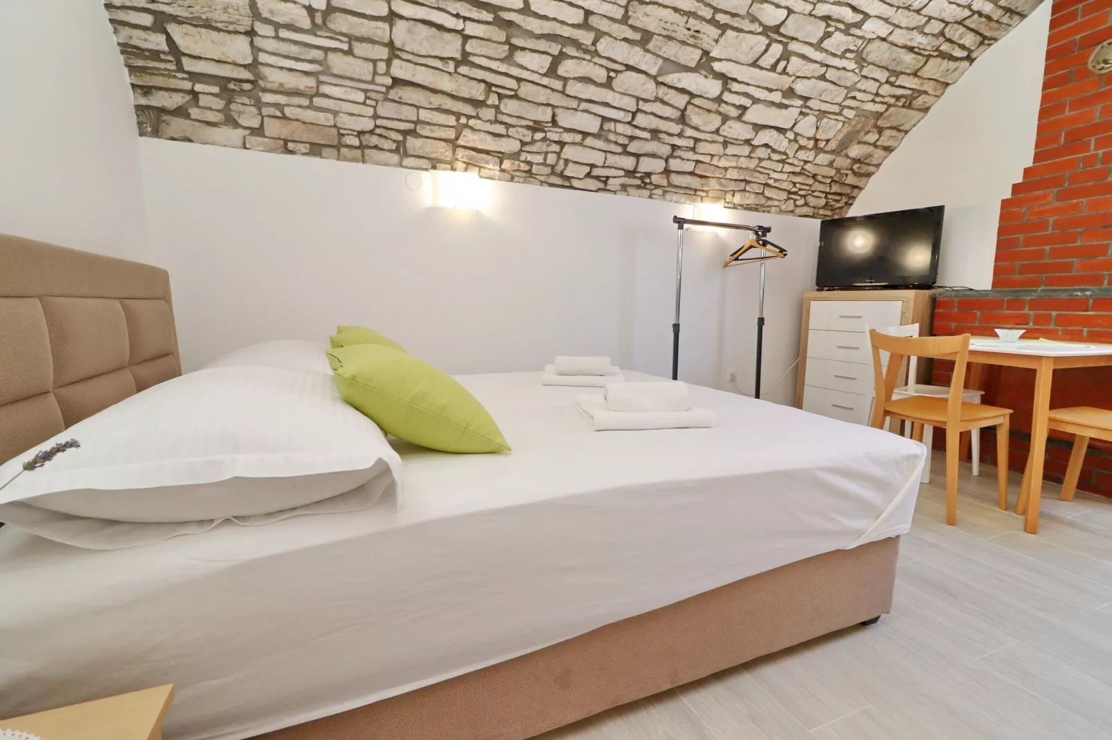 Studio Joković - Studio Apartment with Terrace and City View - Binnen