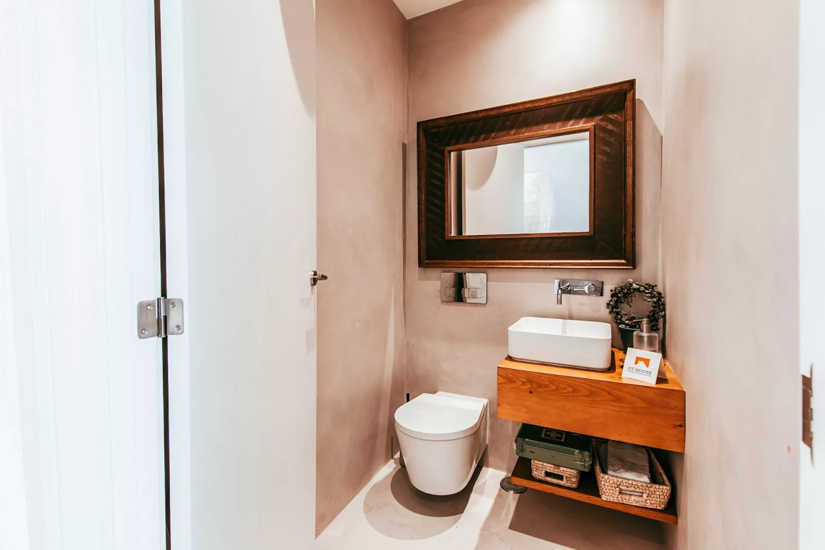 Modern & Charming Alges by GT House-Badkamer