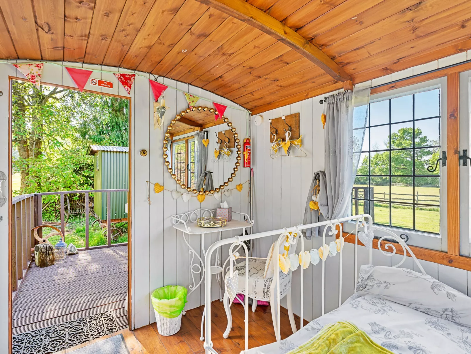 Shepherd's Hut at Hilltop Farm - Binnen