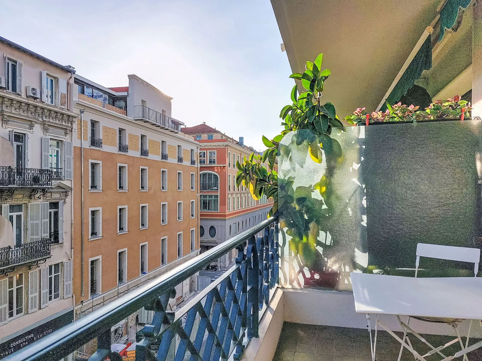 Le Lafayette - Buiten