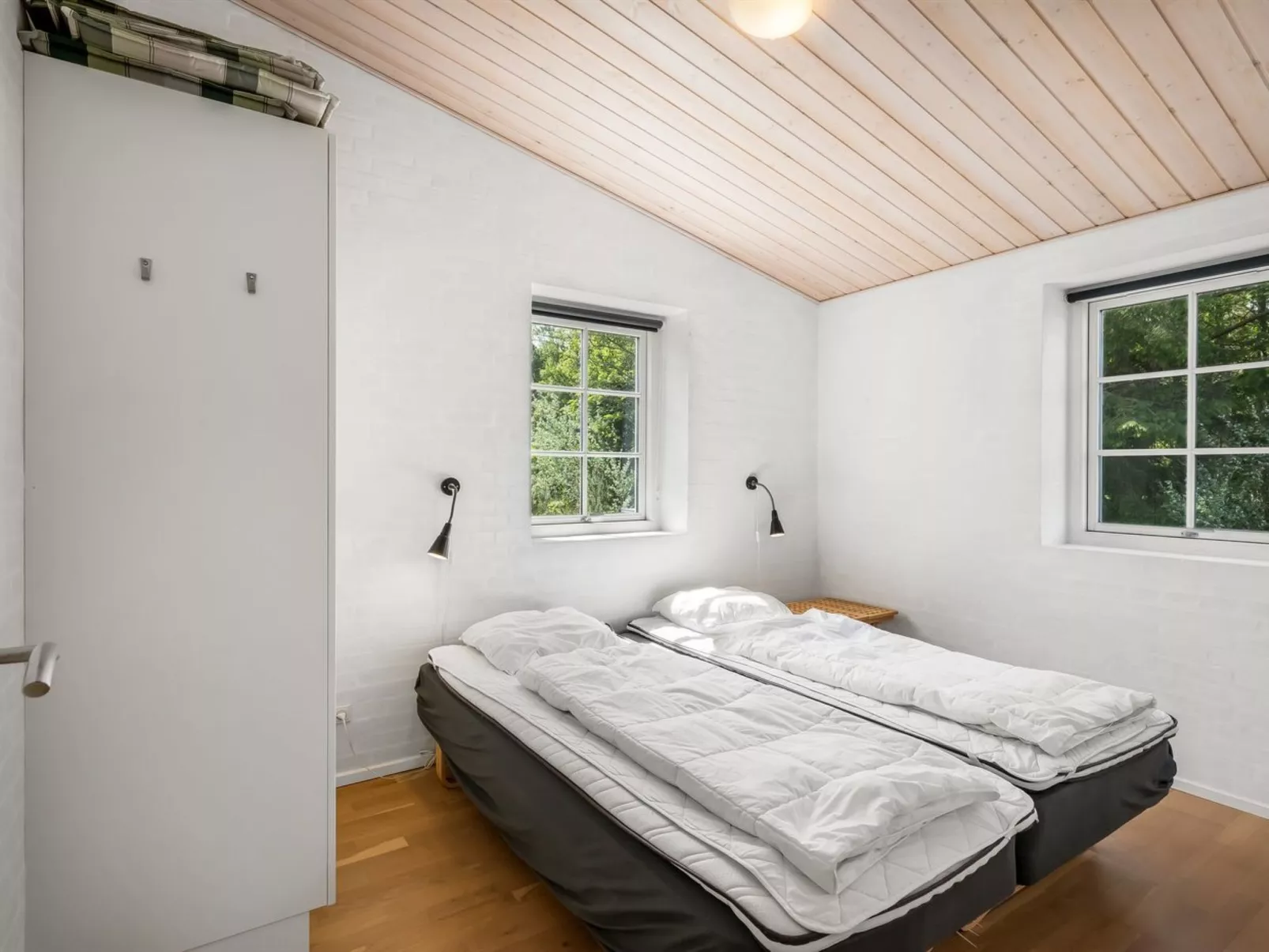 "Sod" - 3.2km from the sea - Binnen