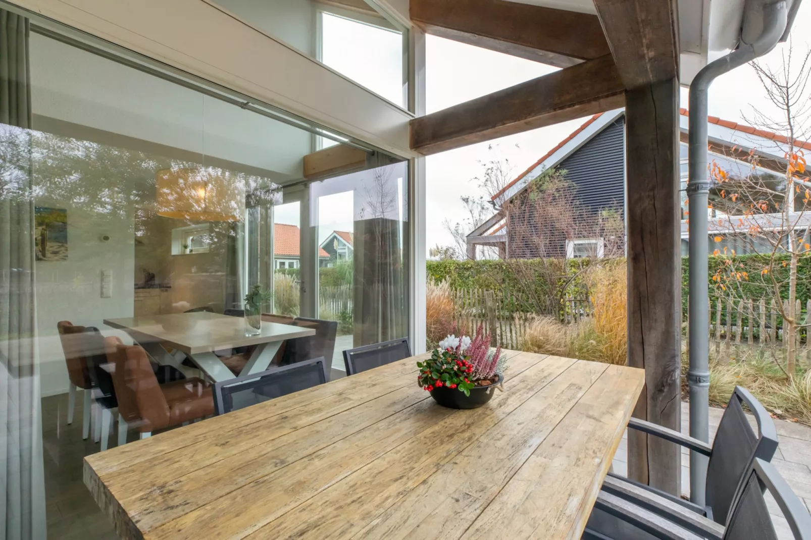 Zonnedorp 21  Beach Villa Joya Renesse | Luxury Beach Villa with Sauna - Eetkamer