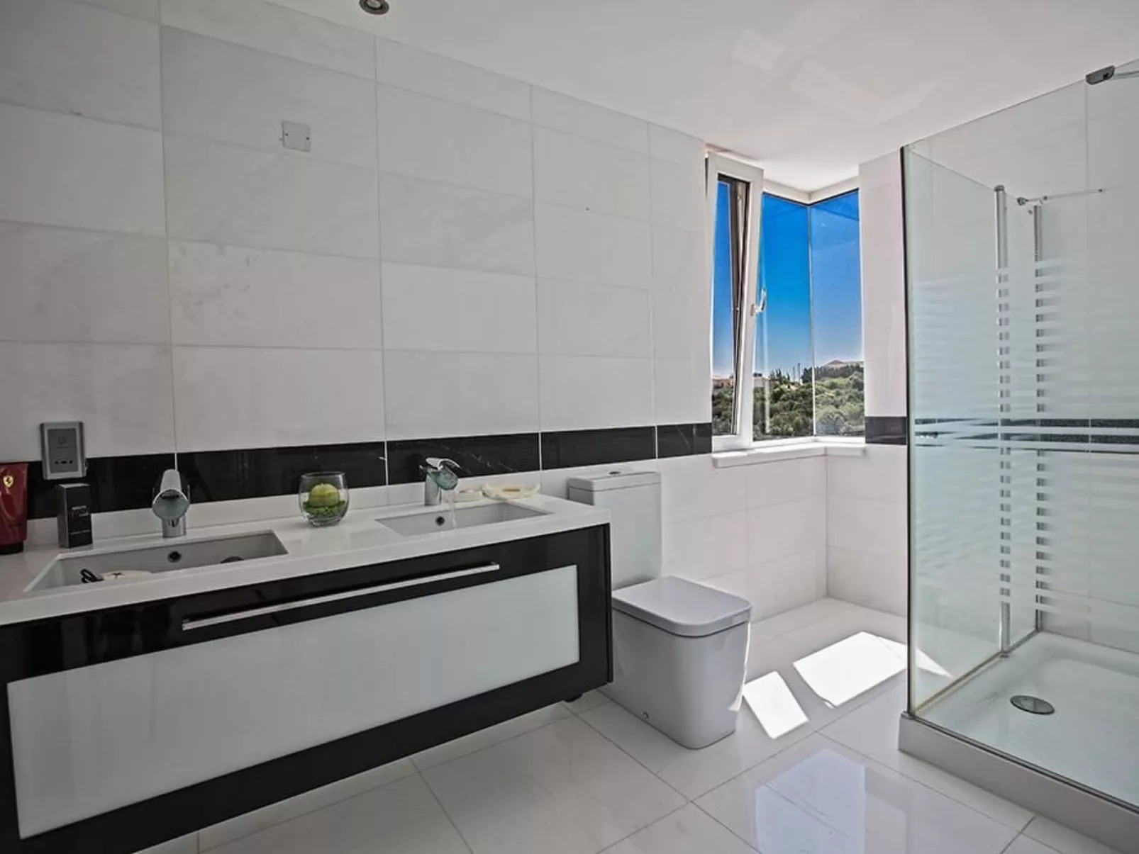 Moderne 3-Schlafzimmer-Villa mit atemberaubendem Meerblick - Image-tags.info