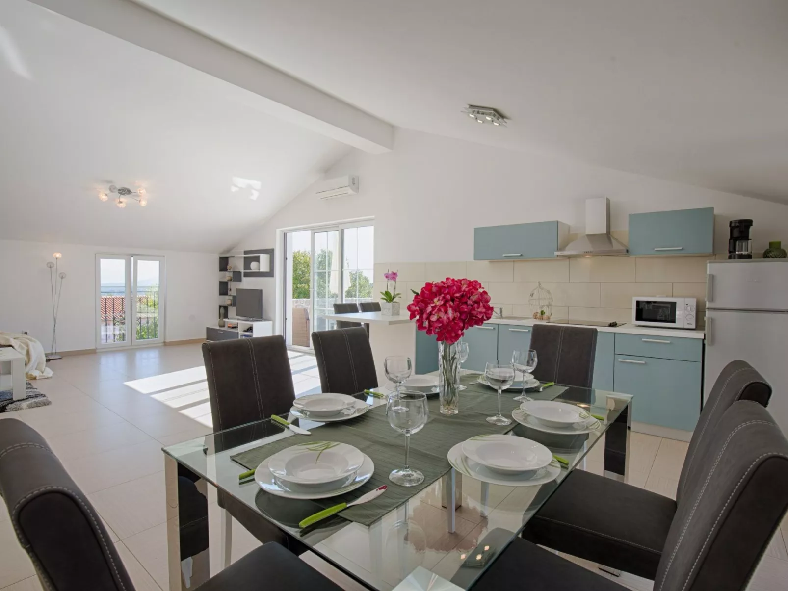 Luxuriöse Villa mit Pool, großem mediterranen Garten und Kinderspielplatz. - Image-tags.info