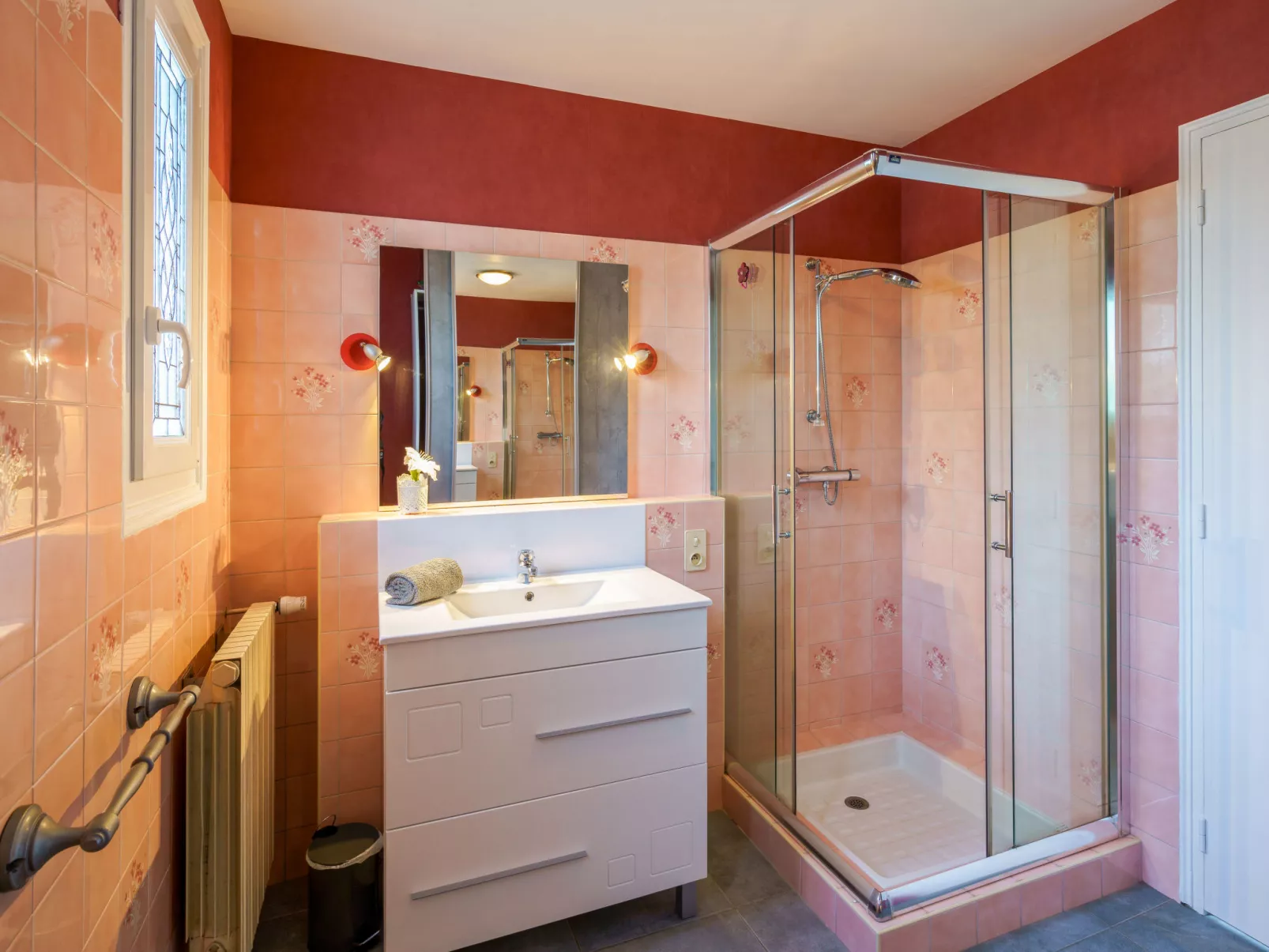 Les Volets Rouges-Binnen