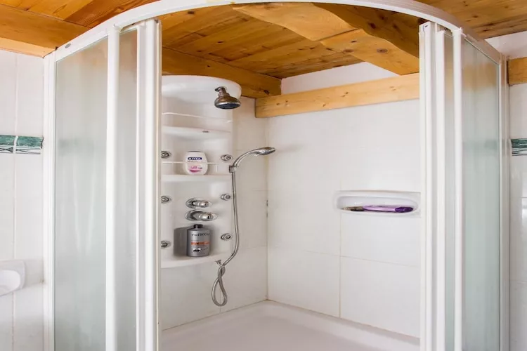 Apartment Le Galion- Two Bedroom Apartment with Partial Sea View-Badkamer