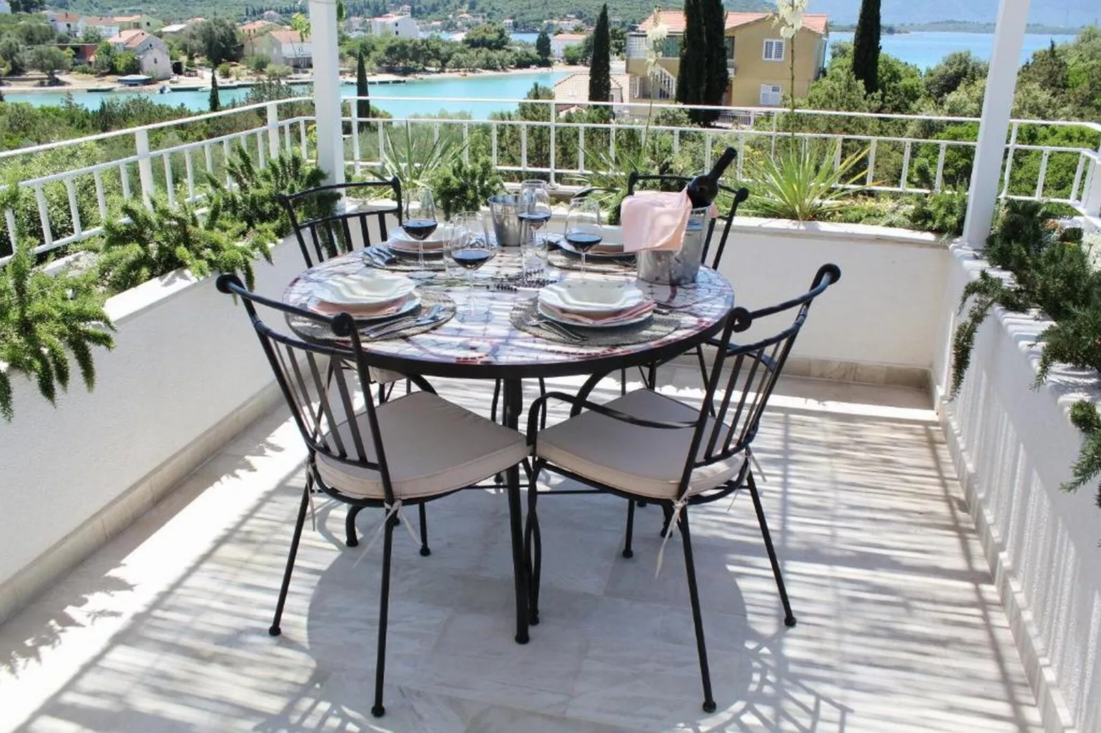 Villa Vera -Three Bedroom Villa with Swimming pool - Terrasbalkon