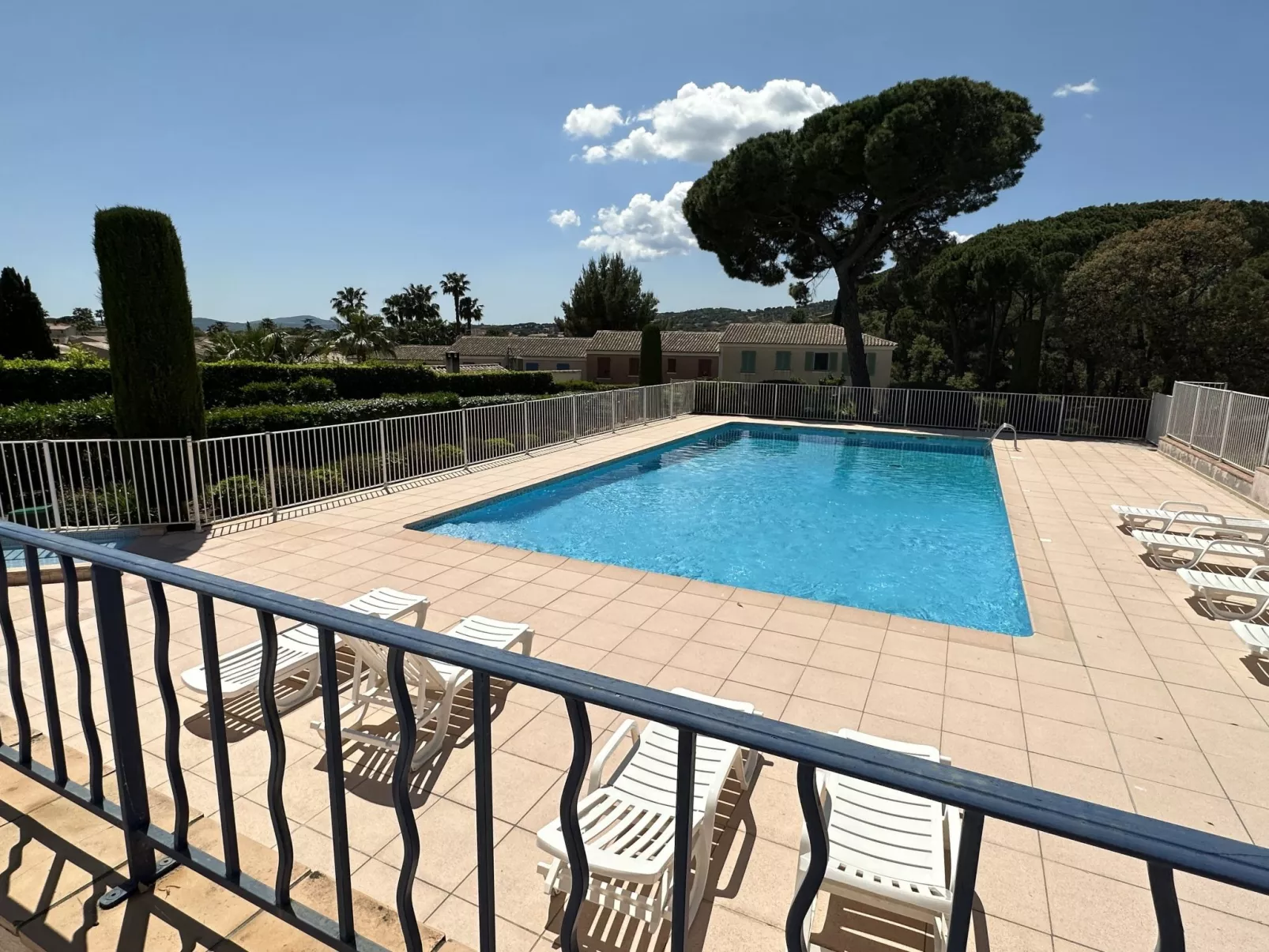 Les Pins Bleus-Buiten