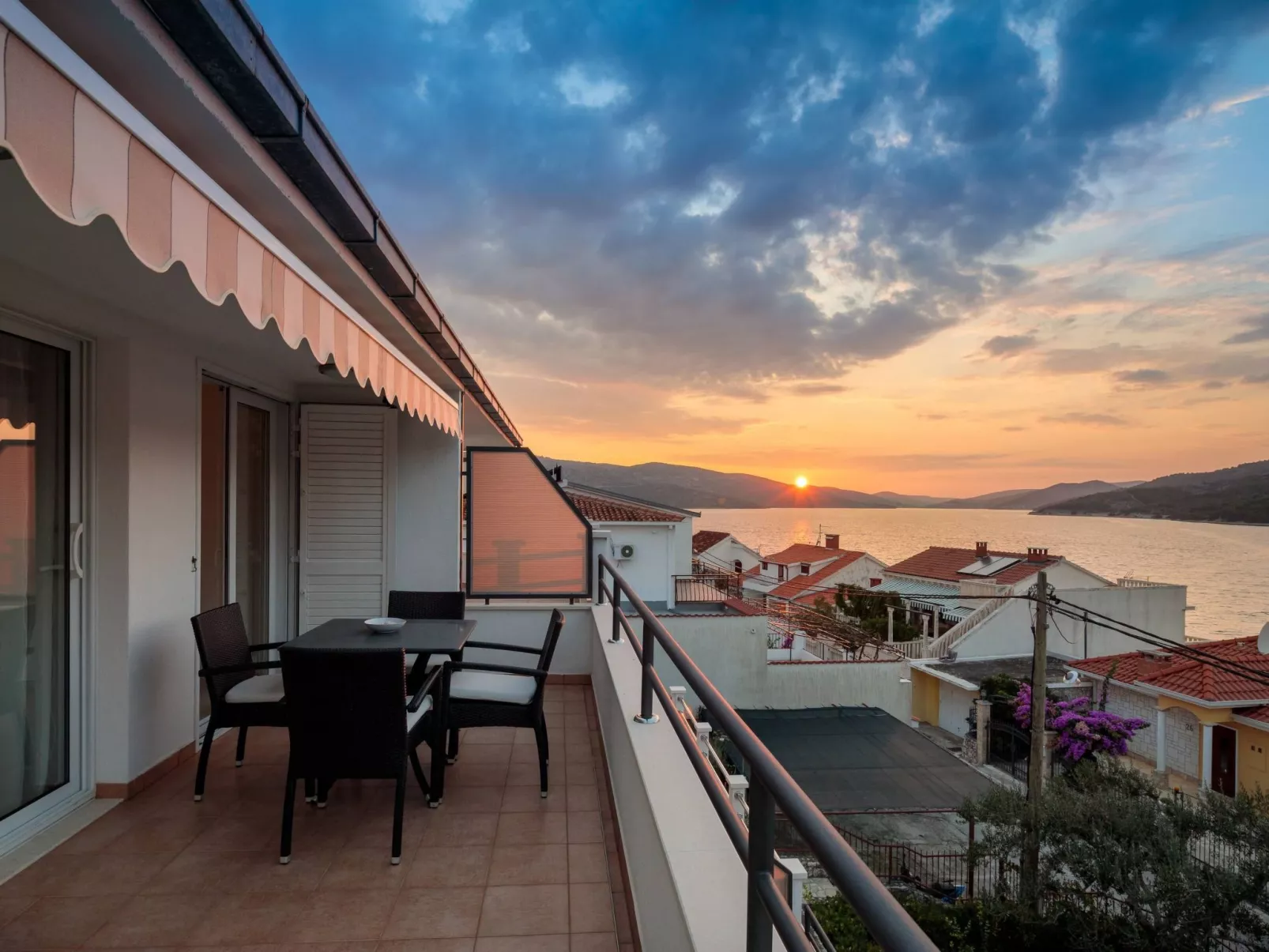 "Villa Silvio" mit Blick auf das Wasser-Buiten