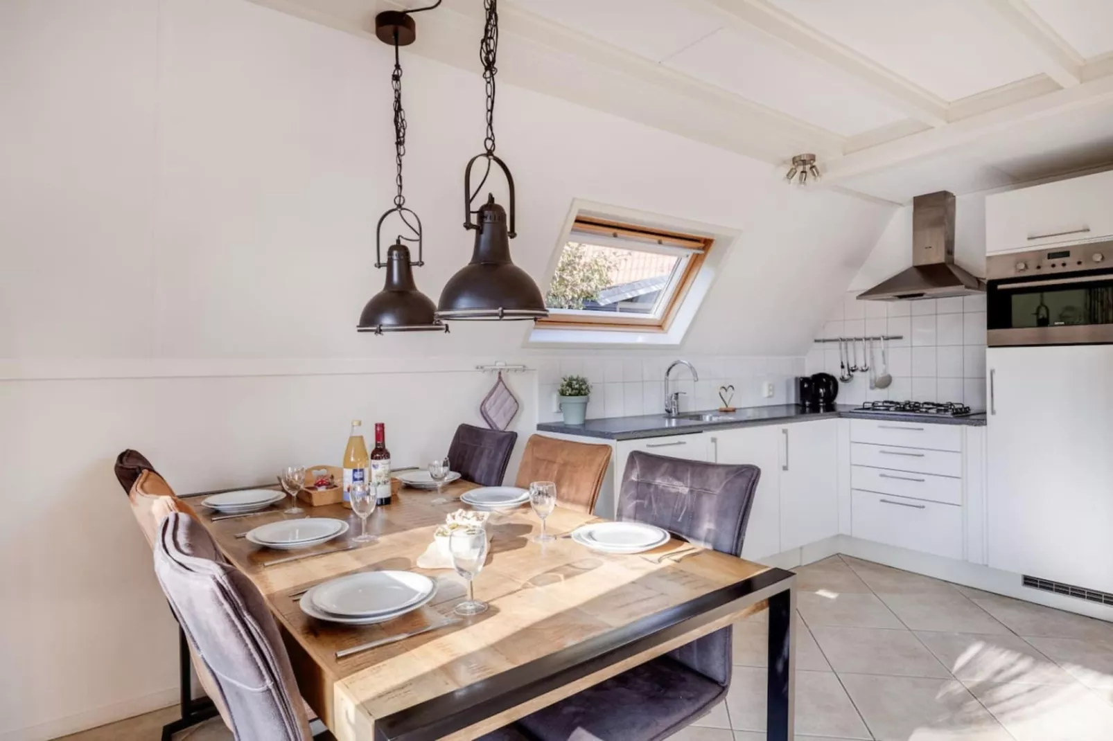 92 | Gaai | Prachtige bungalow nabij natuur-Eetkamer