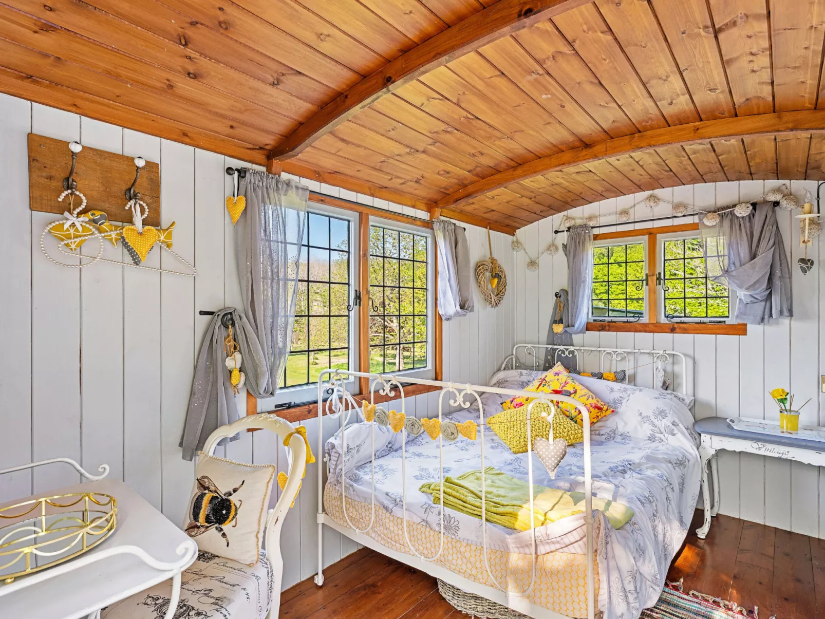 Shepherd's Hut at Hilltop Farm - Binnen