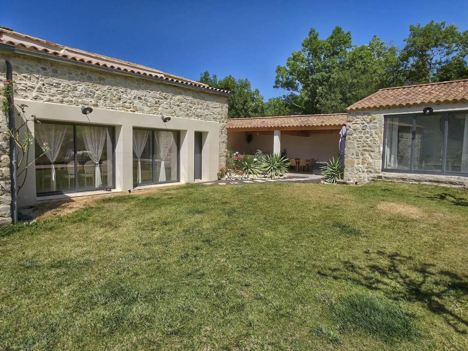 Bauernhaus aus Stein mit schöner Aussicht "Mas de Lysis". - Image-tags.info
