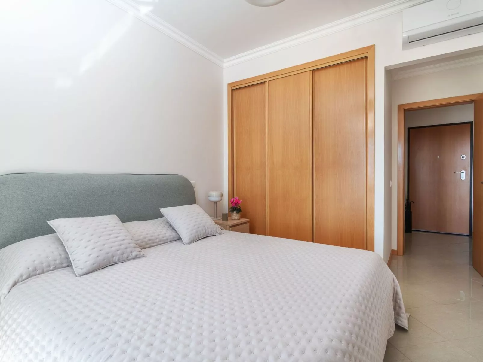 "Elena 2" mit Blick auf das Wasser - Image-tags.info