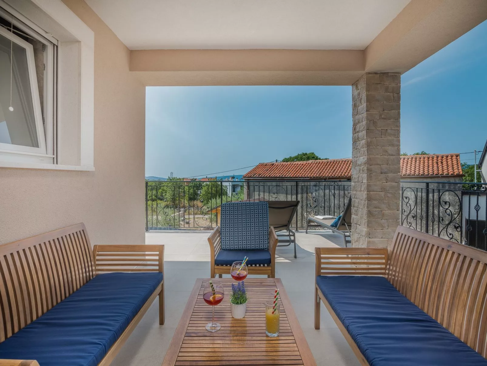 Luxuriöse Villa mit Salzwasserpool in einer ruhigen Gegend - Image-tags.info