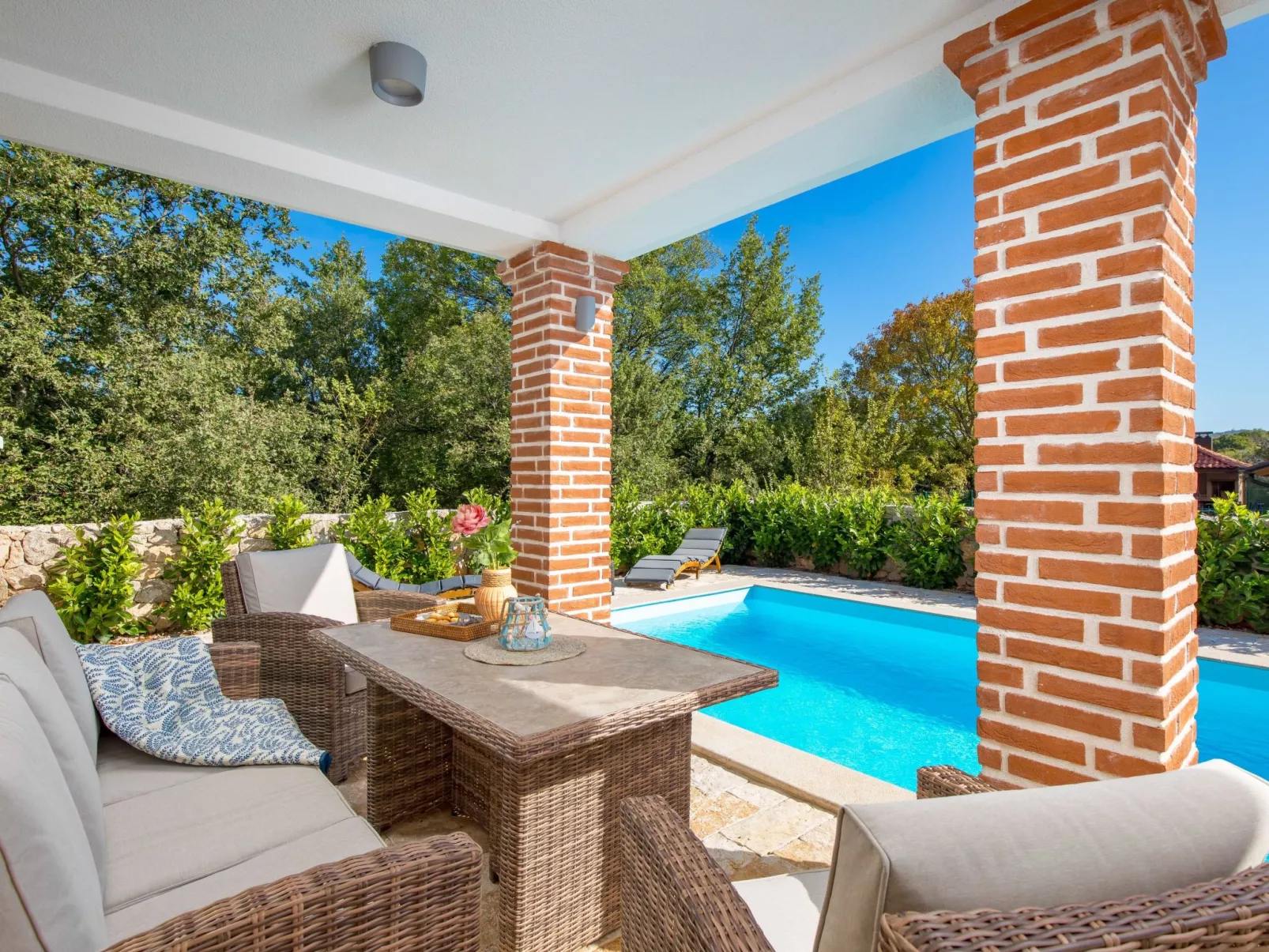 Romantische Villa mit Pool, umgeben von Natur - Image-tags.info