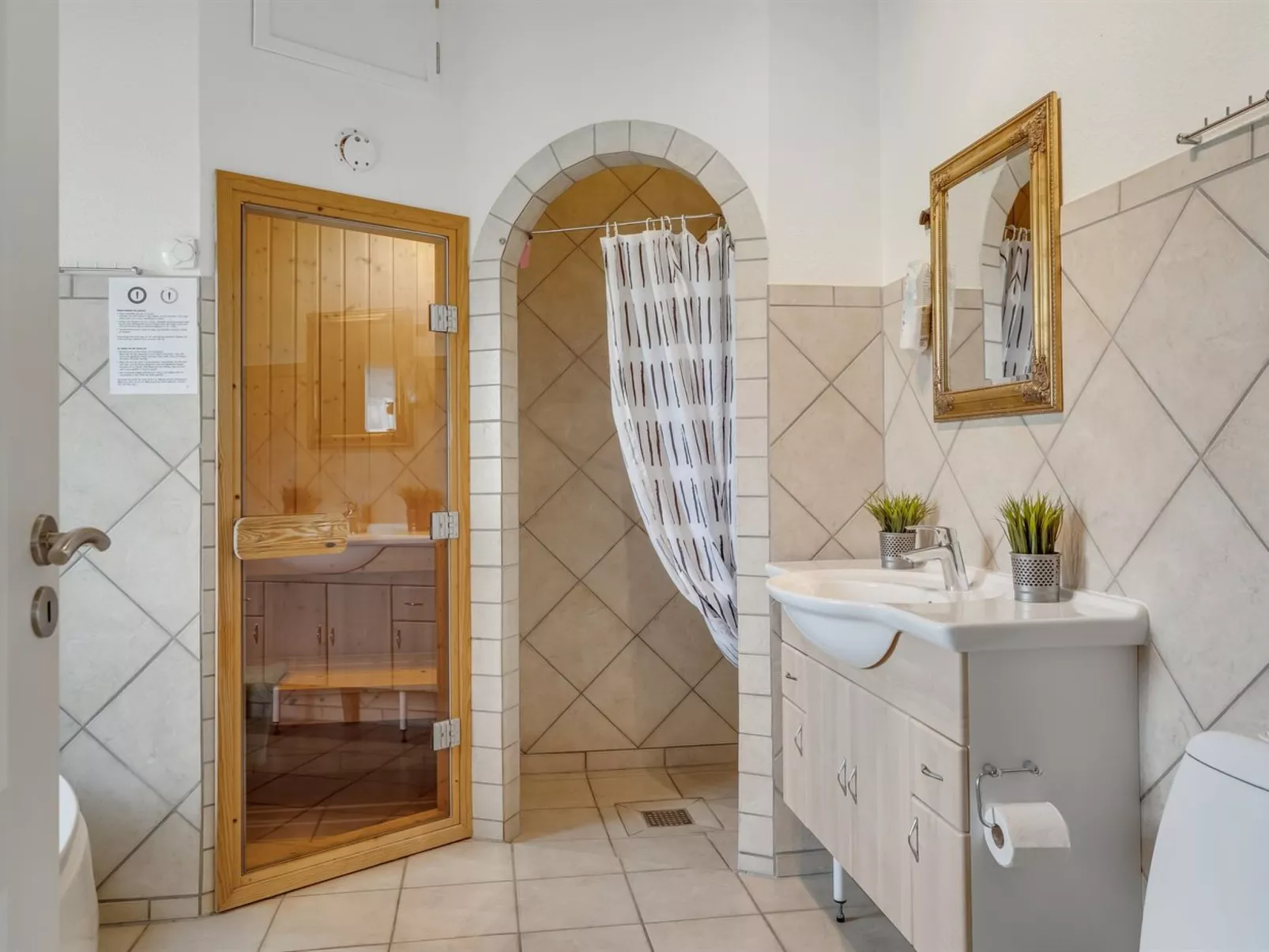 "Elnur" - 200m to the fjord - Binnen