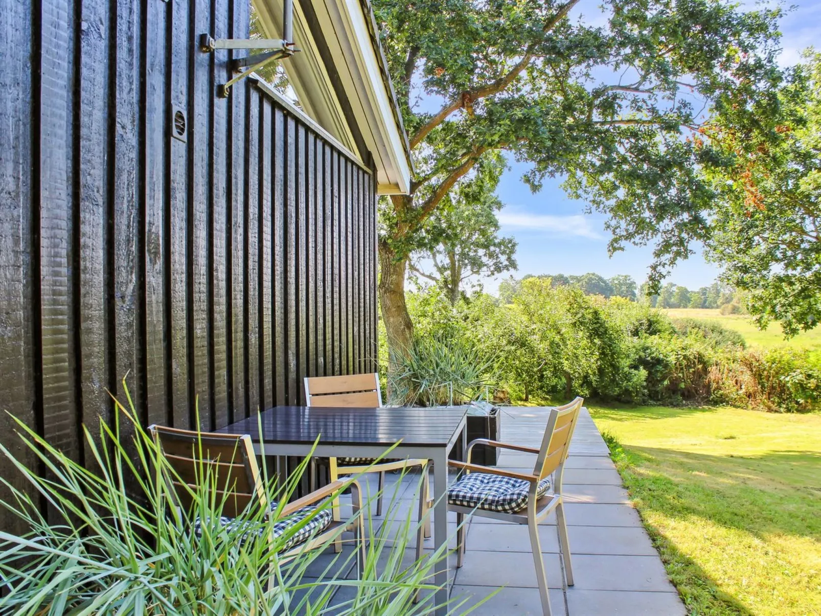 "Lilla" - 120m from the sea - Buiten