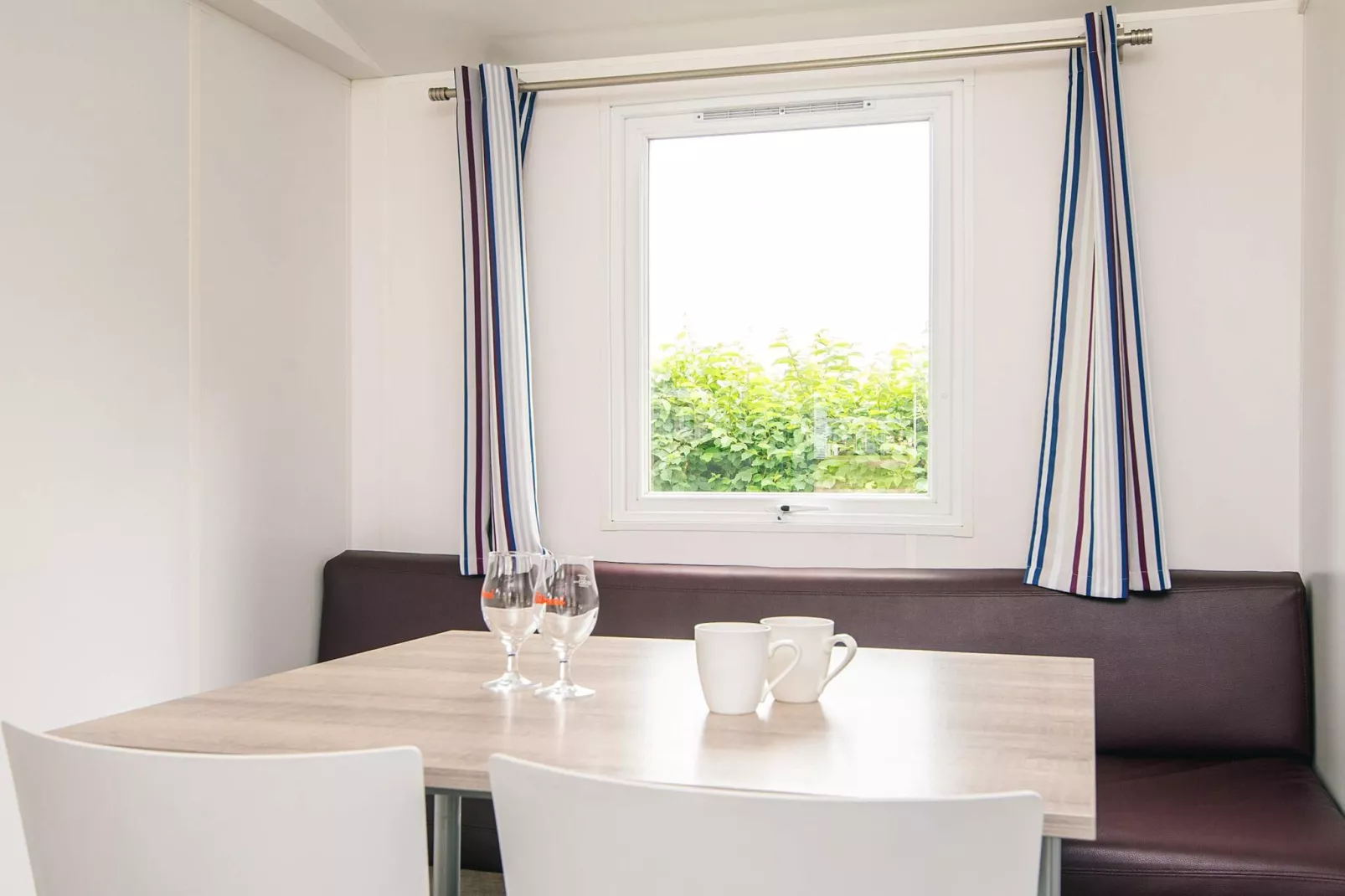 Mobile homes til 6 pers., med bad-Binnen