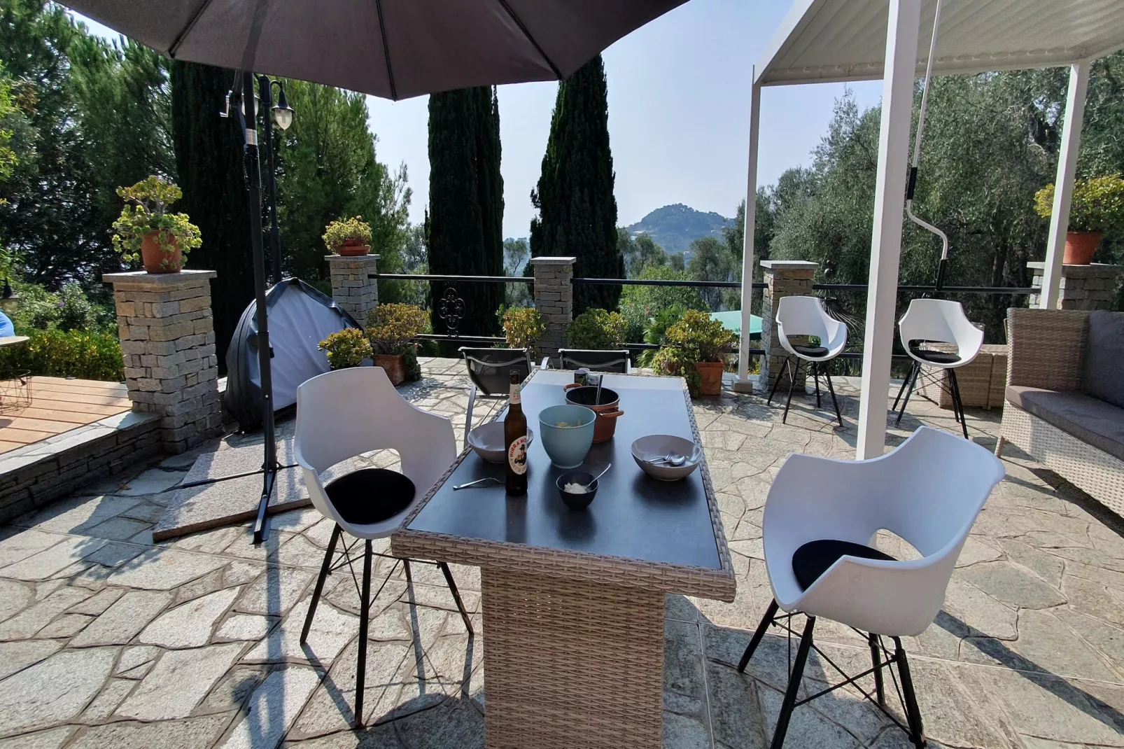 Charmante Villa mit drei Apartments und Meerblick KReidl-Terrasbalkon