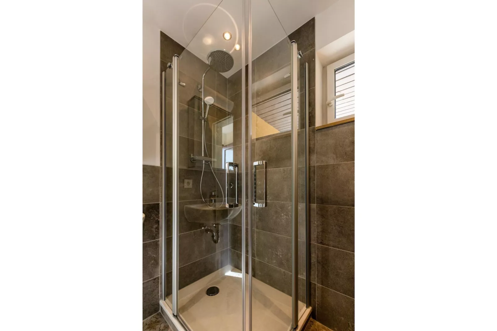 Bungalow Typ Z Campingpark Eifel-Badkamer