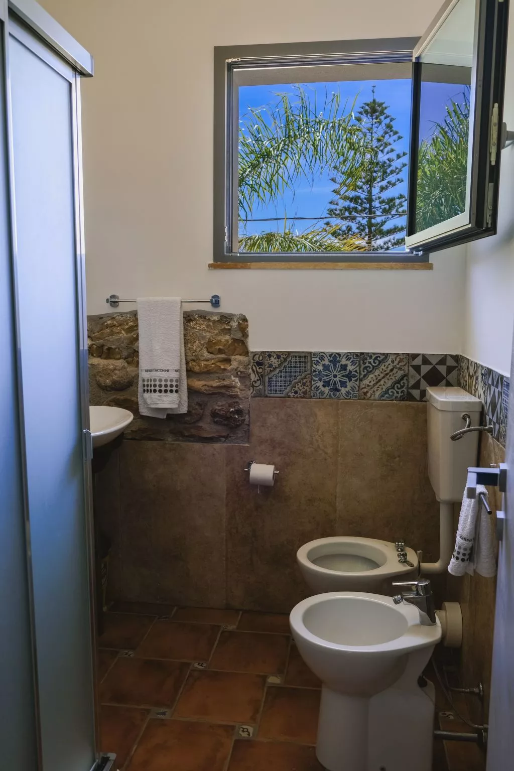 Lila Wohnung mit Schwimmbad und Meerblick - Image-tags.info