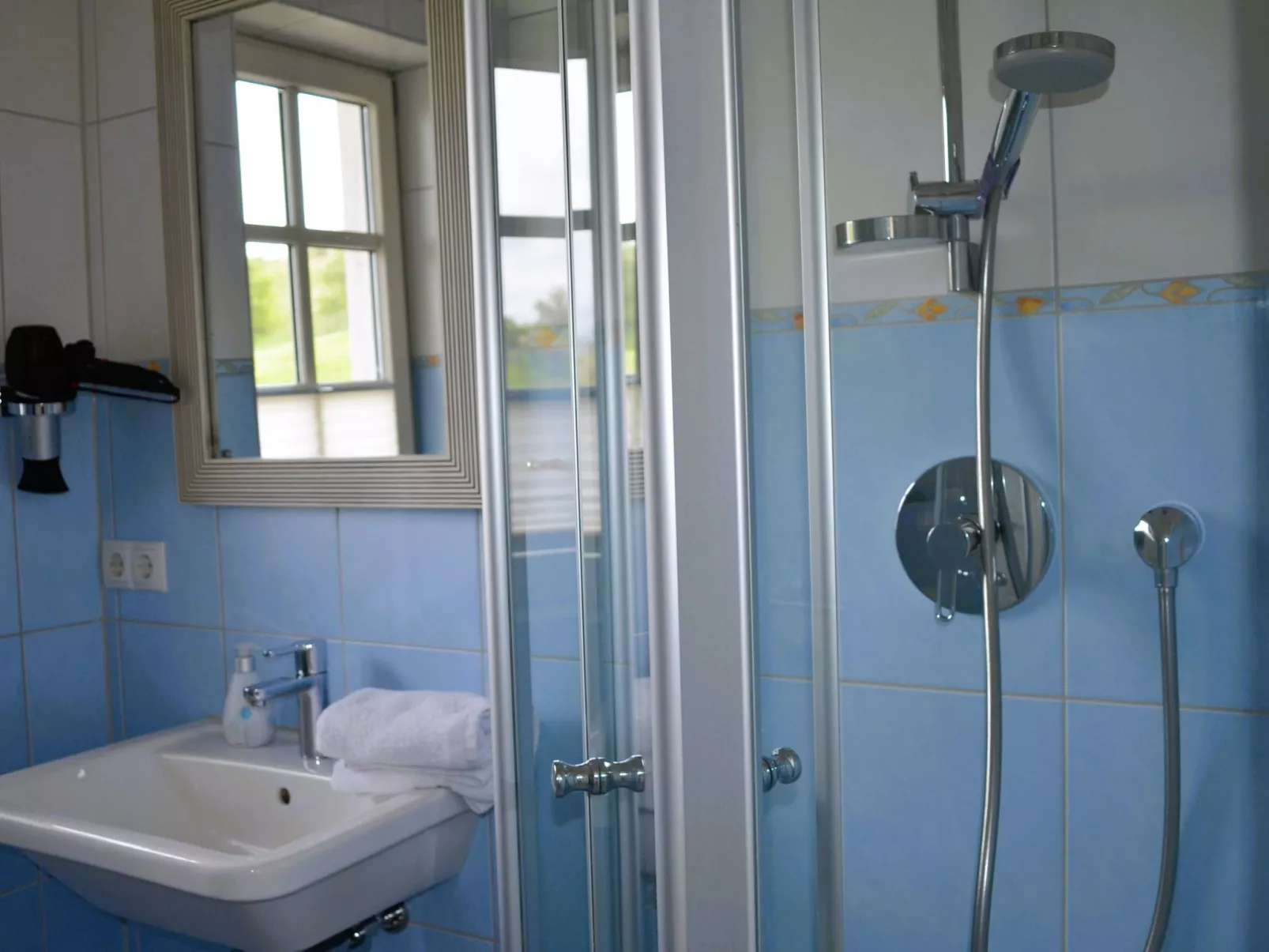 TRADITIONELLES REETDACHHAUS MIT SAUNA, KAMINOFEN UND PRIVATEM WASSERZUGANG - Image-tags.info