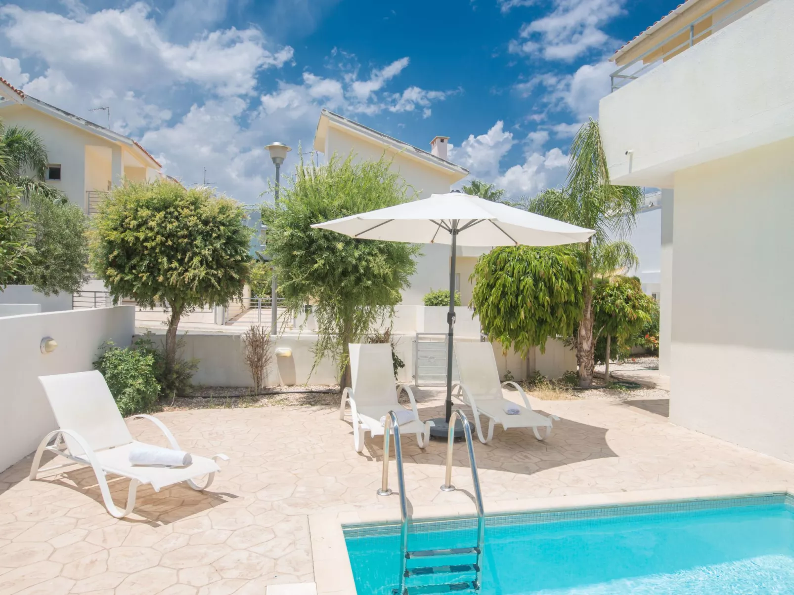 Helle Ferienvilla mit Pool - Image-tags.info