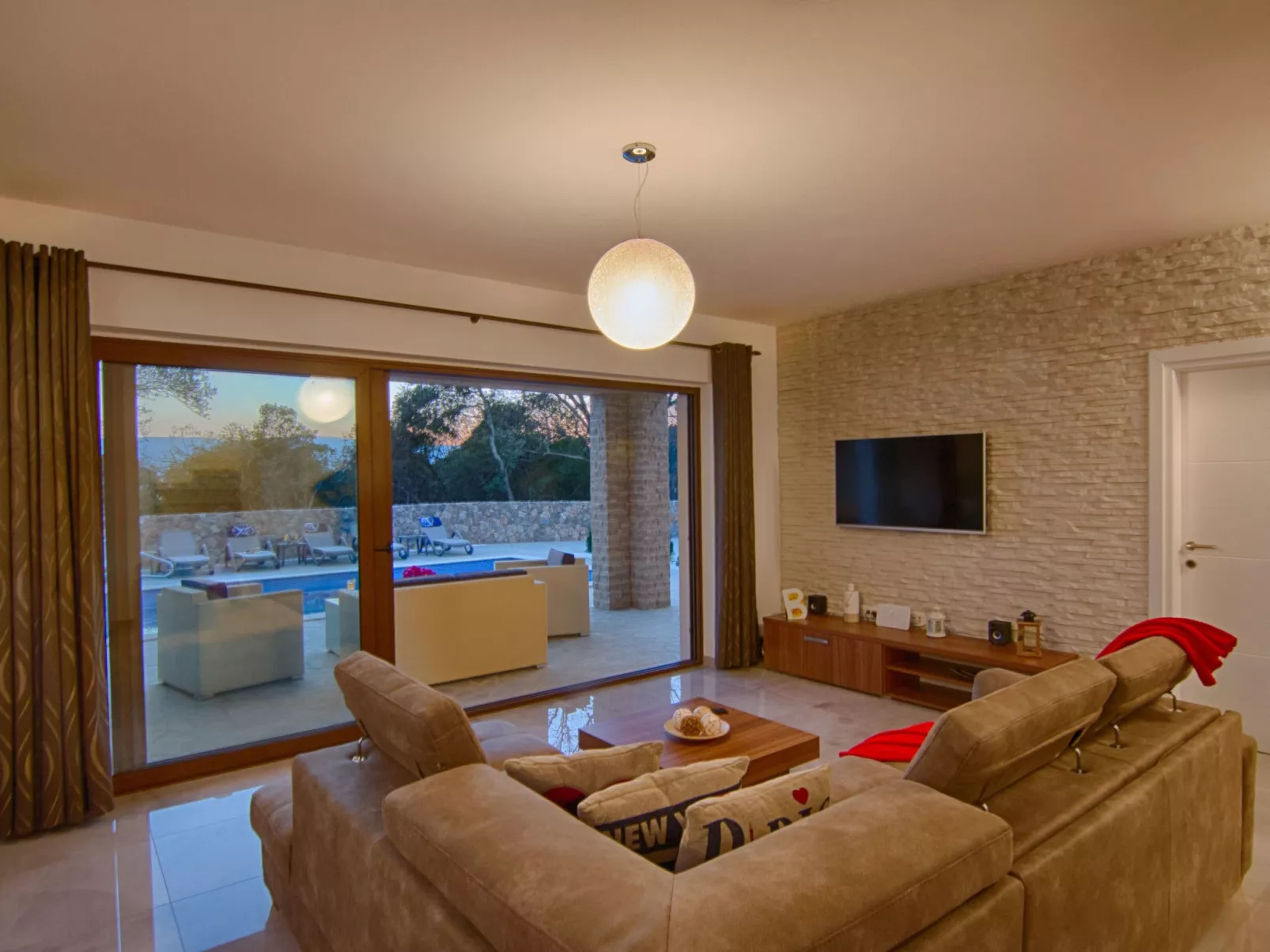 "Laura" mit Blick auf das Wasser - Image-tags.info