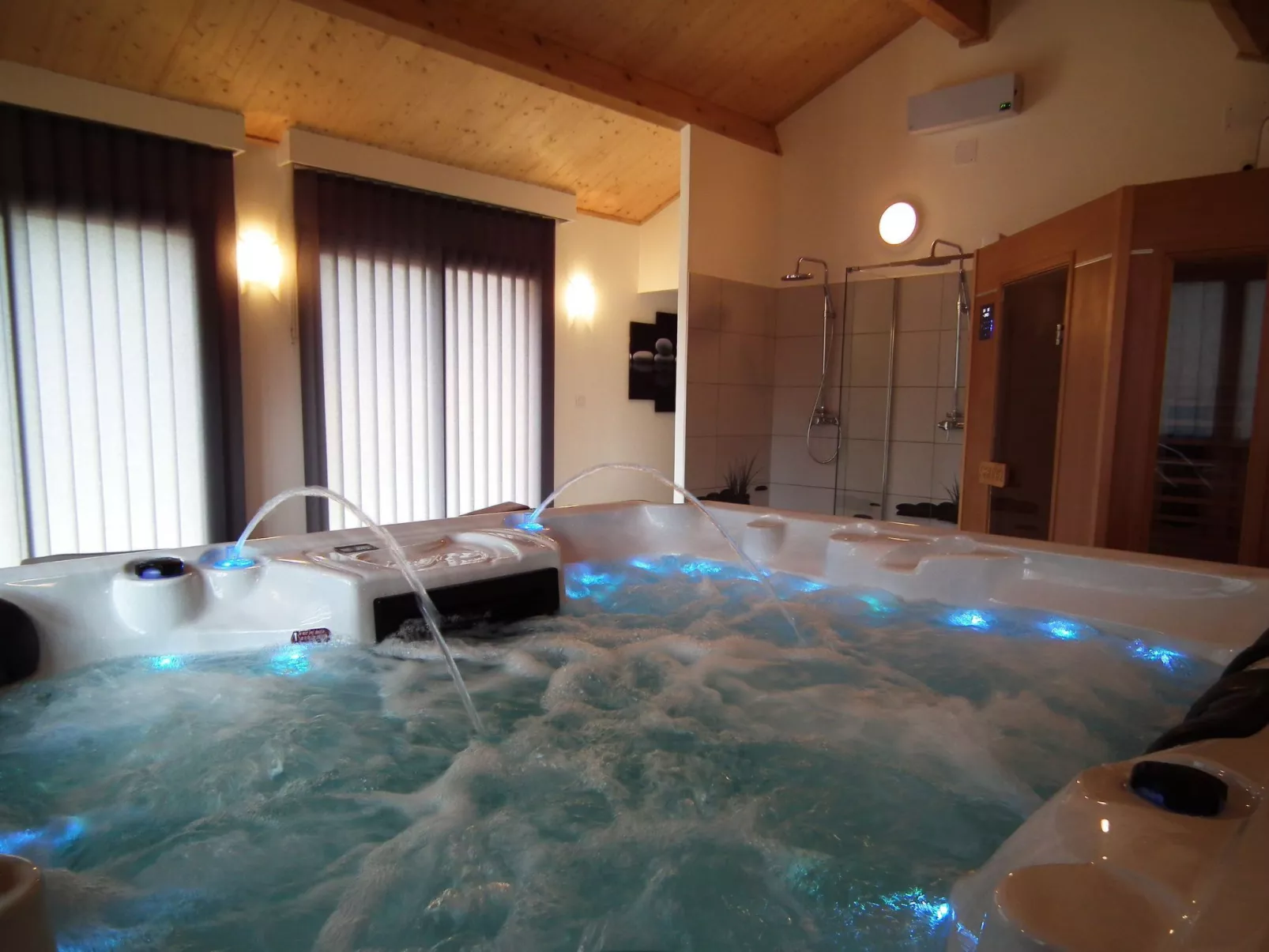 Domaine "Le Fournil" mit Jacuzzi - Binnen