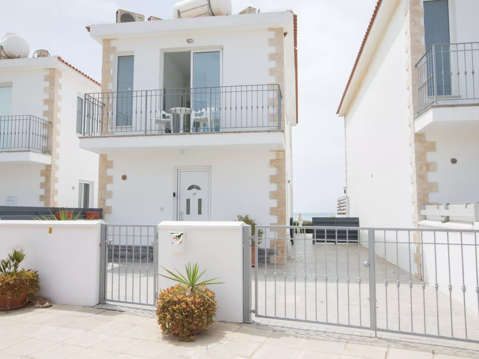 Moderne, geräumige Villa am Strand mit Pool - Image-tags.info