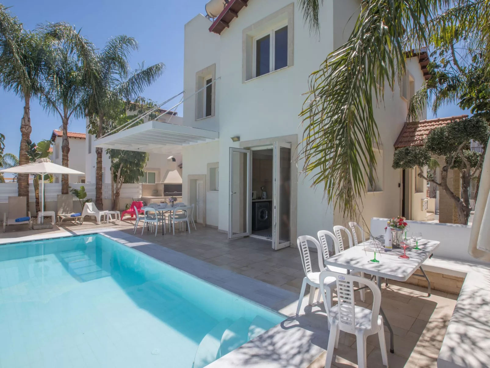 3-Schlafzimmer-Luxusvilla mit Pool und teilweise Meerblick - Image-tags.info