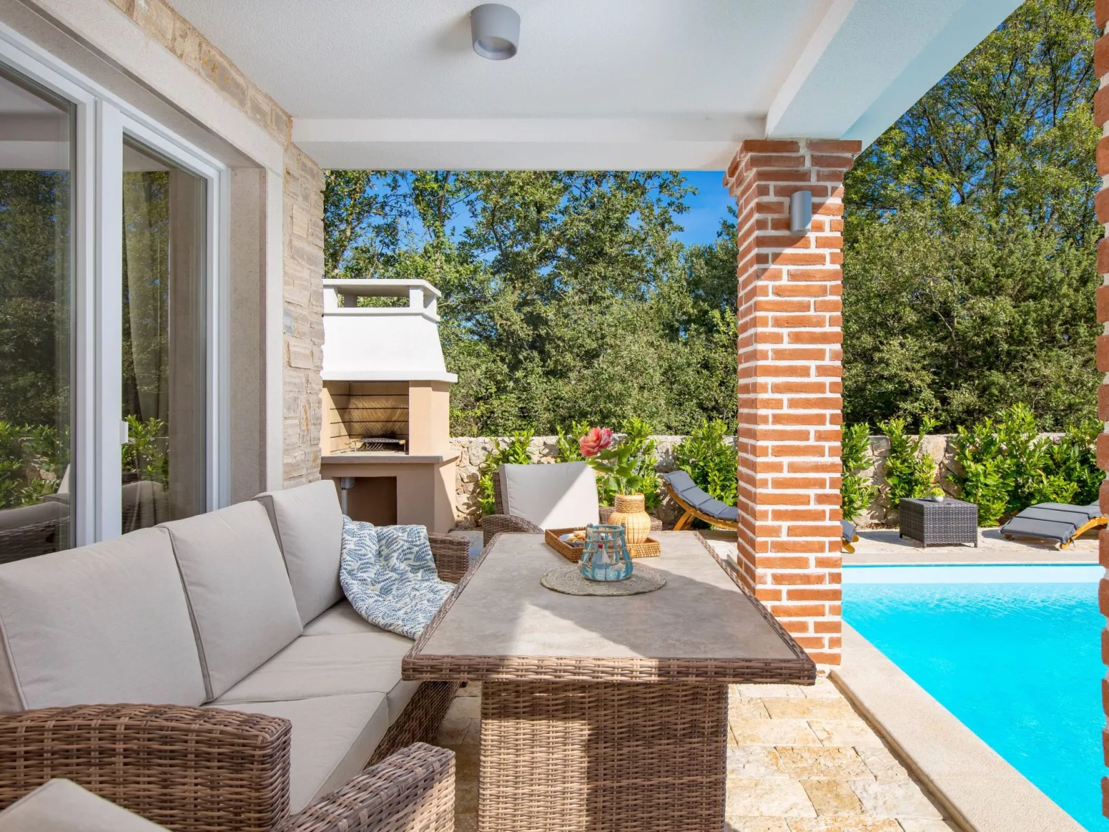 Romantische Villa mit Pool, umgeben von Natur - Image-tags.info