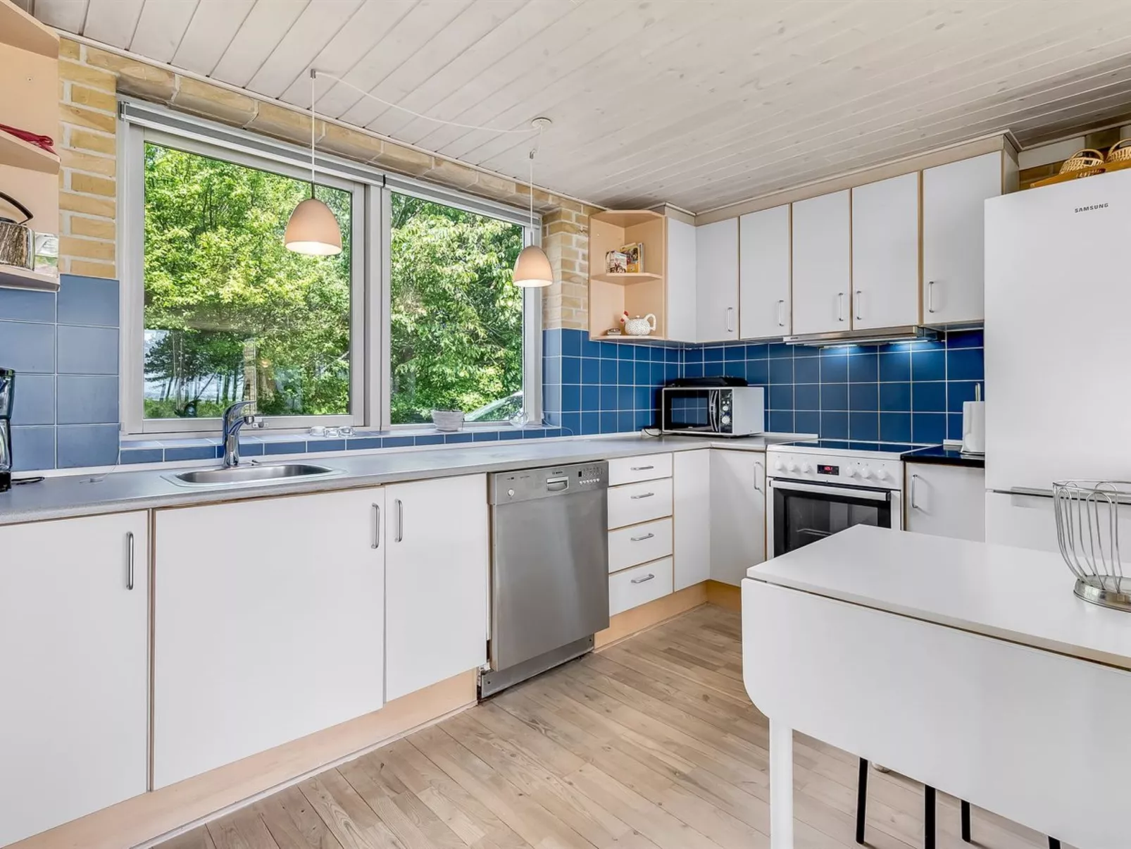 "Ellanora" - 50m from the sea - Binnen