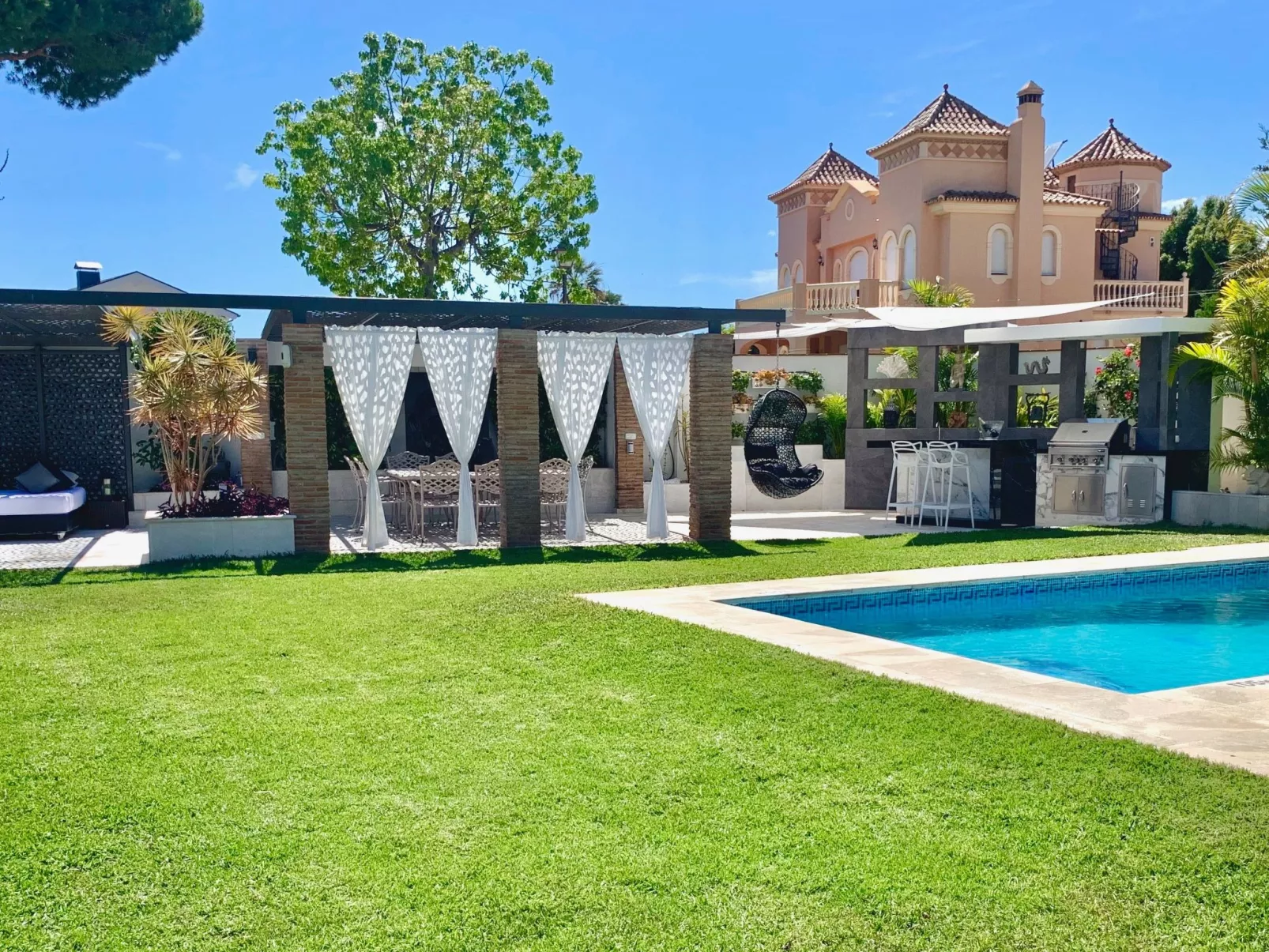 In der Nähe des Strandes, beheiztes Schwimmbad, Spielraum, Spielzimmer, etc - Buiten