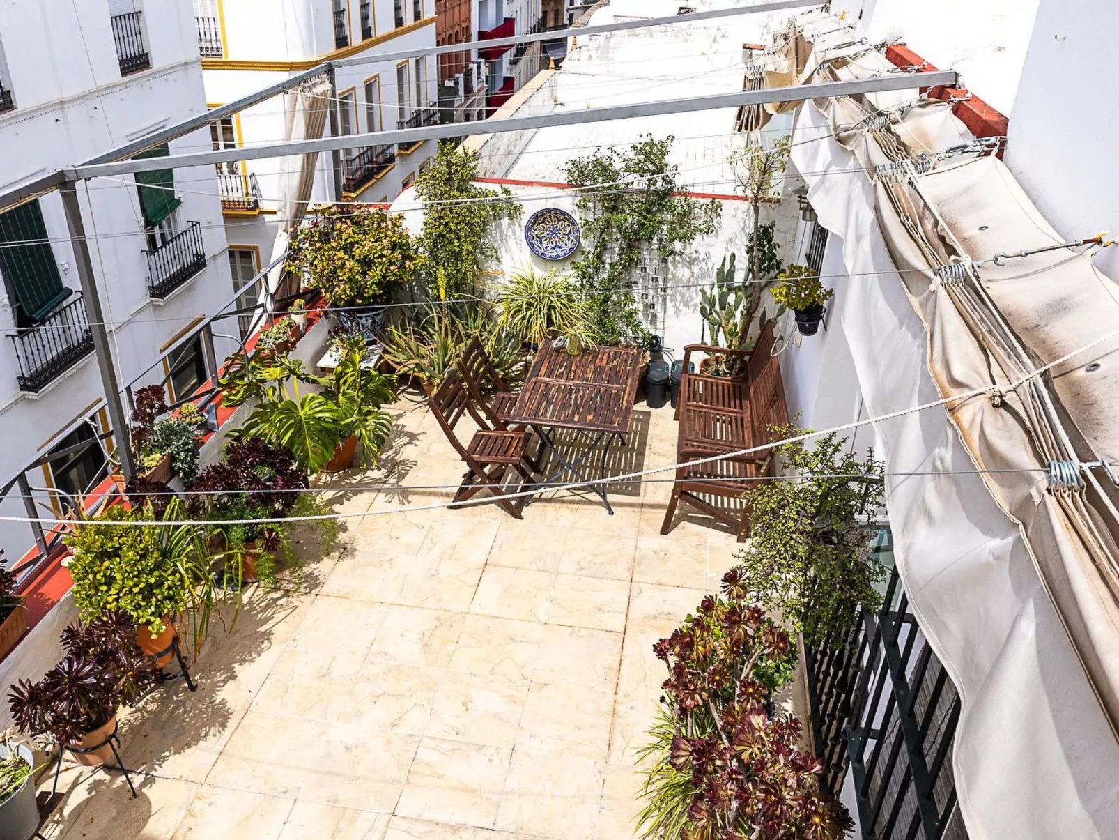 Helle Dach-Maisonette mit riesiger Terrasse - Buiten