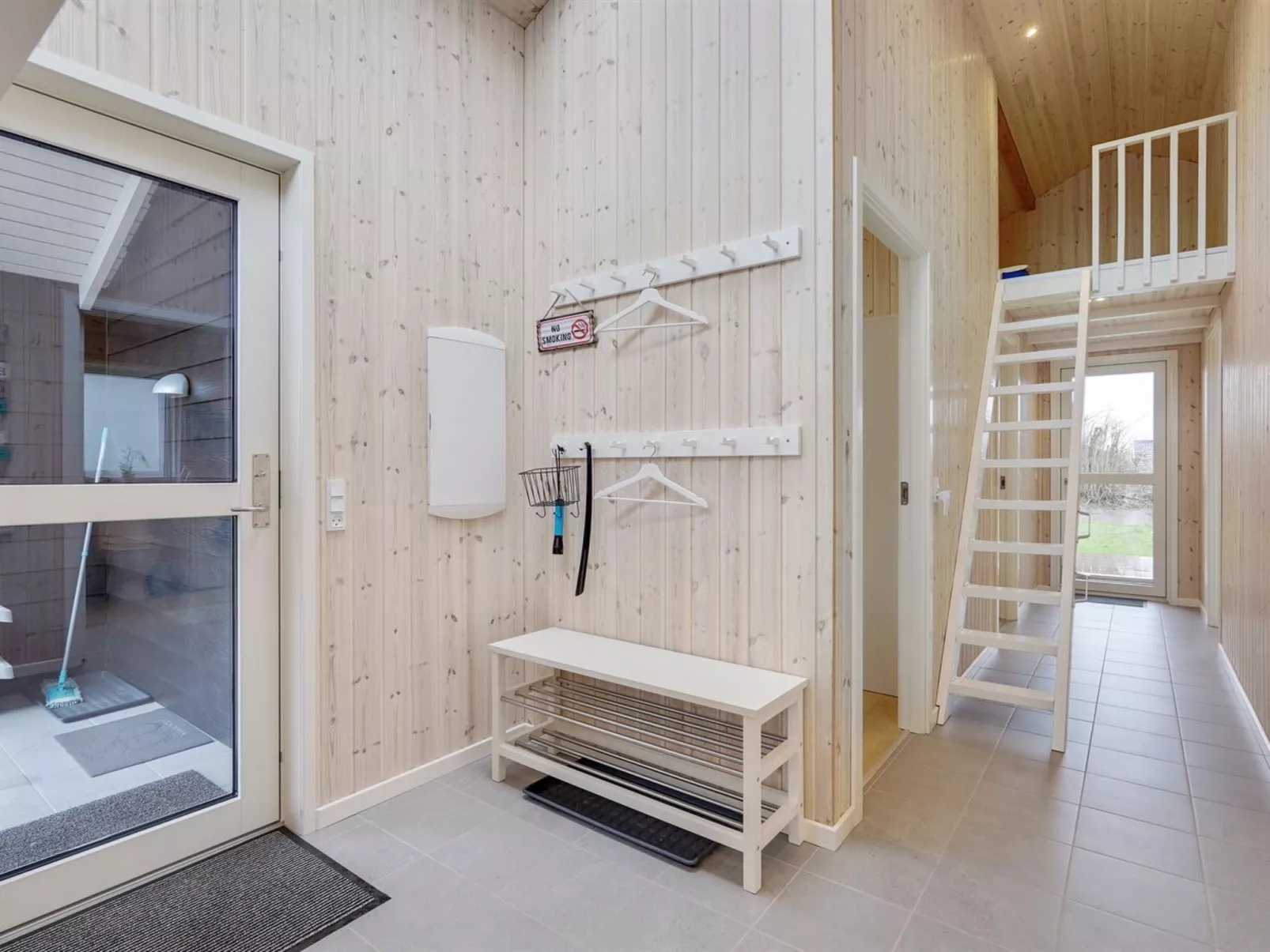 "Flicka" - 275m from the sea-Binnen