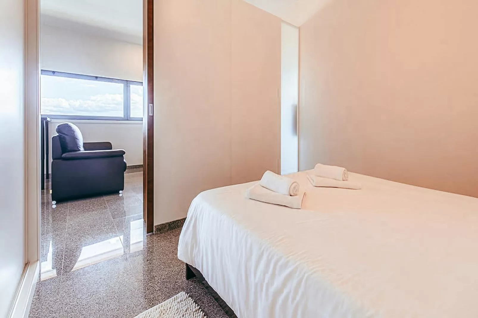 Trendy Apartment River View By Gthouse - Slaapkamer