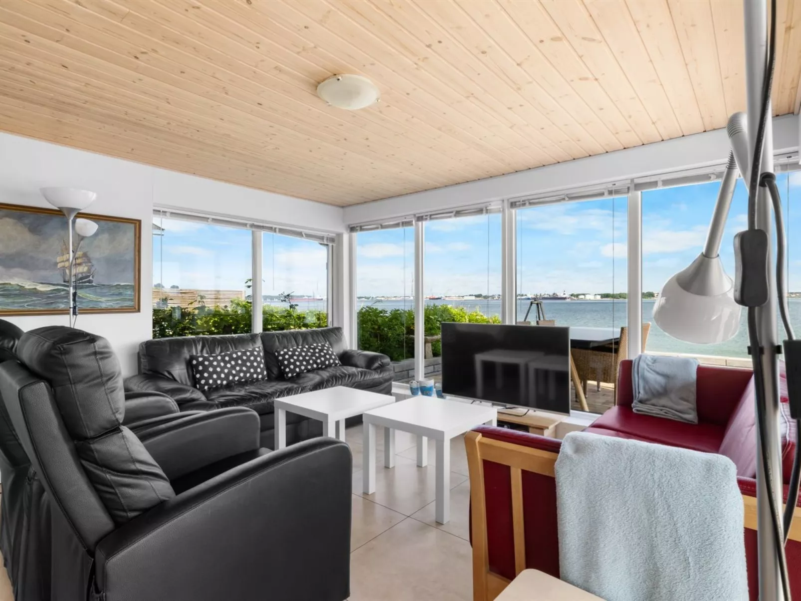 "Yngvy" - 10m from the sea-Binnen