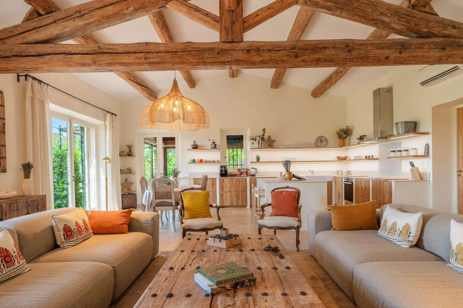 Le Mas Elaïa  votre havre familial avec piscine privée-Woonkamer