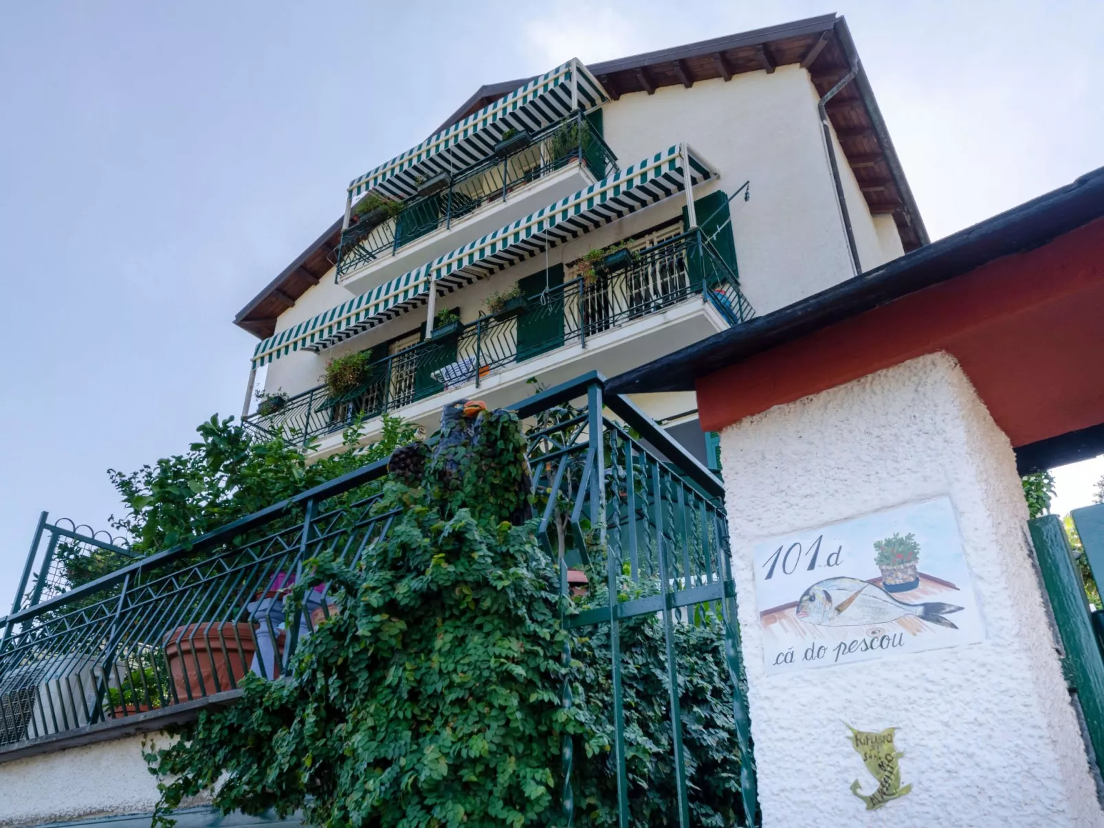 Einzimmerwohnung mit Terrasse und Blick auf den Berg - Image-tags.info