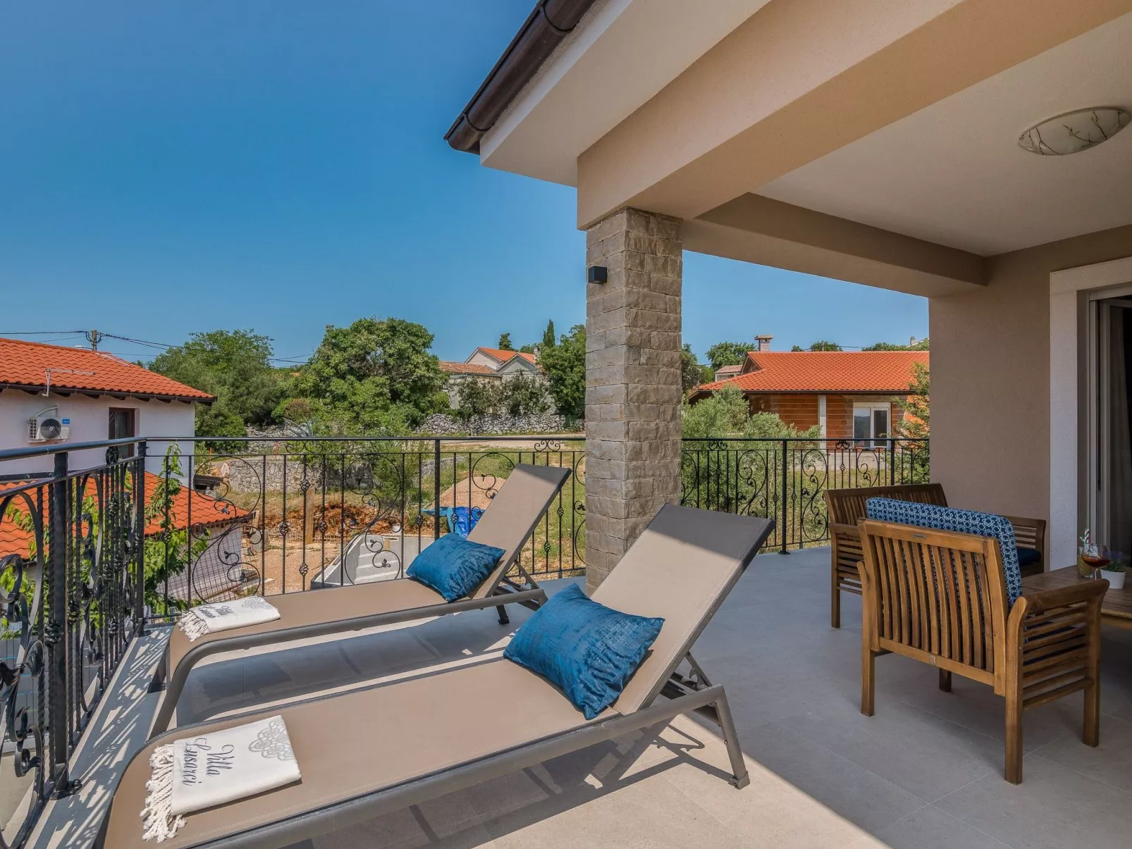 Luxuriöse Villa mit Salzwasserpool in einer ruhigen Gegend - Image-tags.info