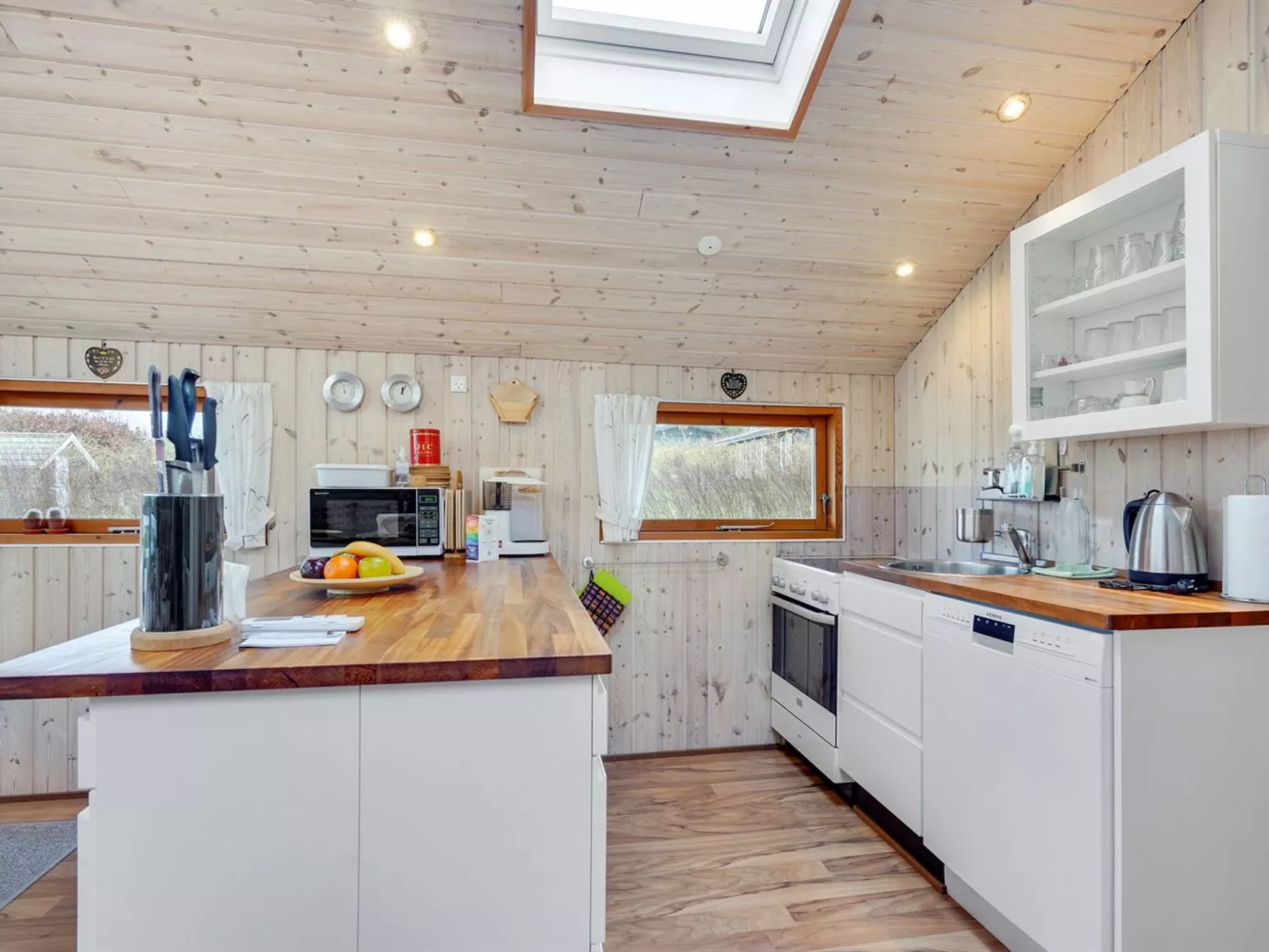 "Flicka" - 275m from the sea-Binnen