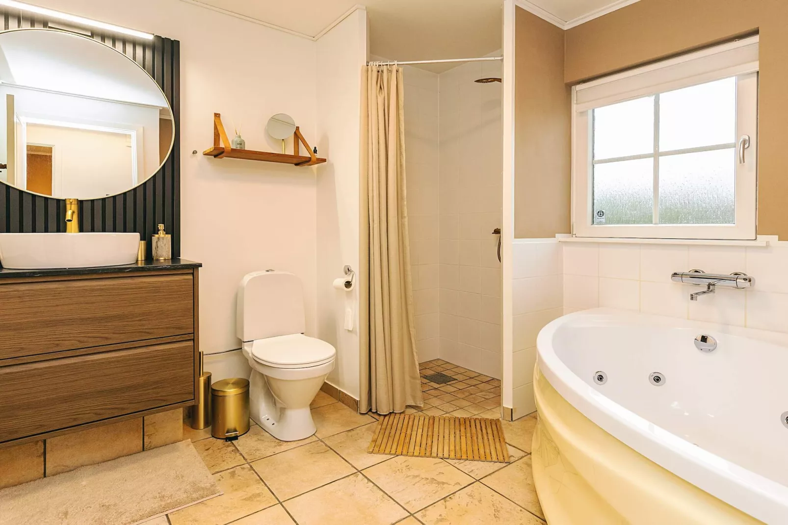 Zeezaligheid met uitzicht -- By Traum Ferienwohnungen-Binnen