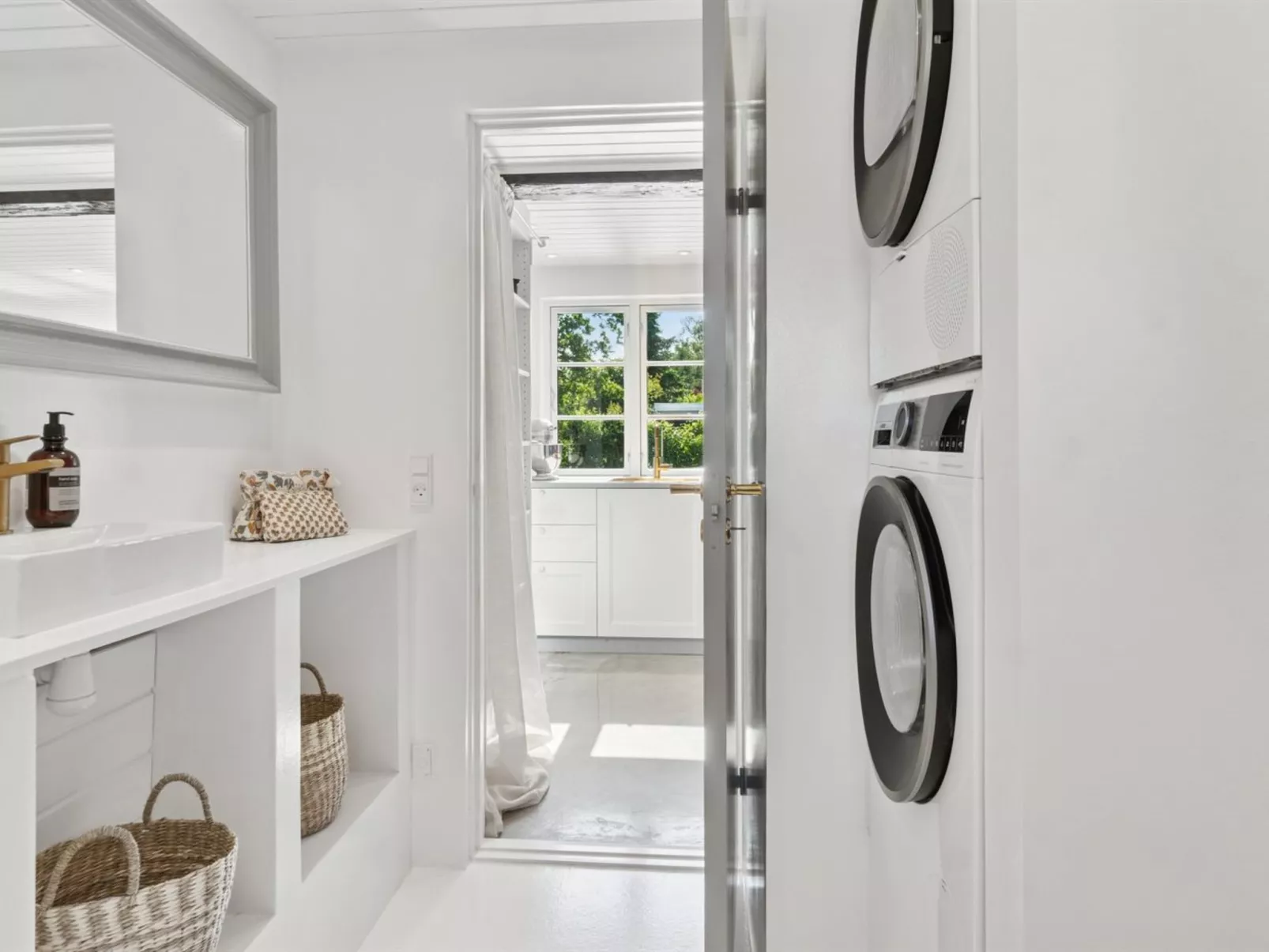 "Thrym" - 2.5km from the sea - Binnen