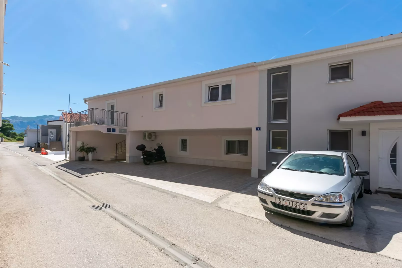 Apartments Hope (Dugi Rat) - Three-Bedroom Apartment with Jacuzzi  (Stanko) - Buitenlucht